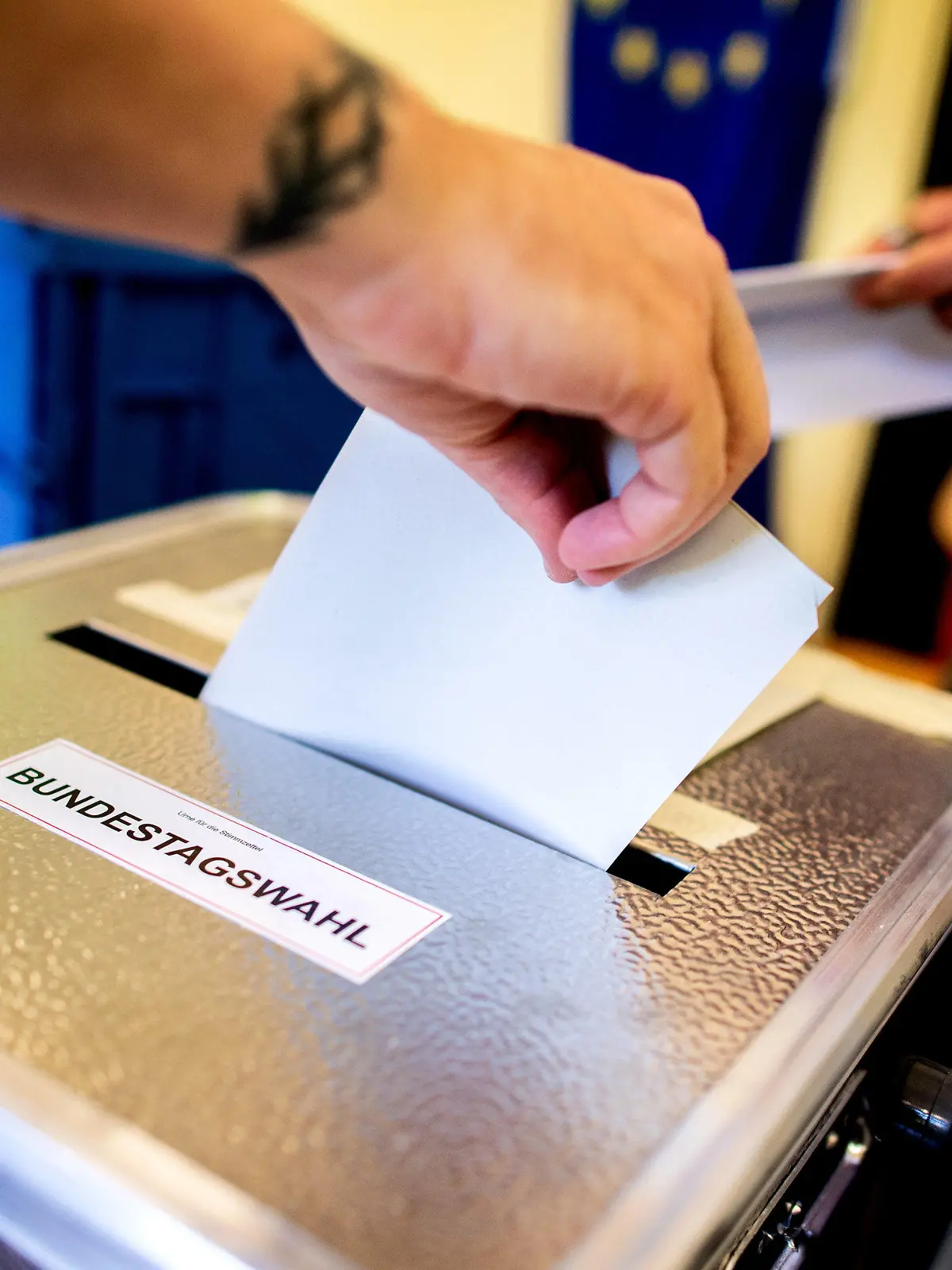 ARCHIV - 26.09.2021, Berlin: Ein Wähler wirft in einem Wahllokal, das im Klassenraum einer Grundschule im Stadtteil Prenzlauer Berg untergebracht ist, seinen Stimmzettel für die Bundestagswahl in eine Wahlurne. Wegen zahlreicher Pannen soll in Teilen von Berlin die Bundestagswahl vom vergangenen Jahr wiederholt werden.(zu dpa "Bundestag beschließt teilweise Wahlwiederholung in Berlin") Foto: Hauke-Christian Dittrich/dpa +++ dpa-Bildfunk +++