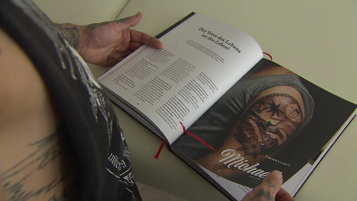 Gemeinsam mit Freunden und Kollegen hat Daniel die Geschichten in seinem Buch "Überwunden" zusammengefasst.