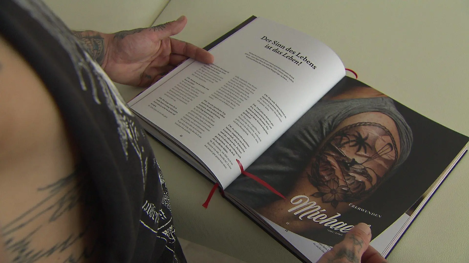 Gemeinsam mit Freunden und Kollegen hat Daniel die Geschichten in seinem Buch "Überwunden" zusammengefasst.