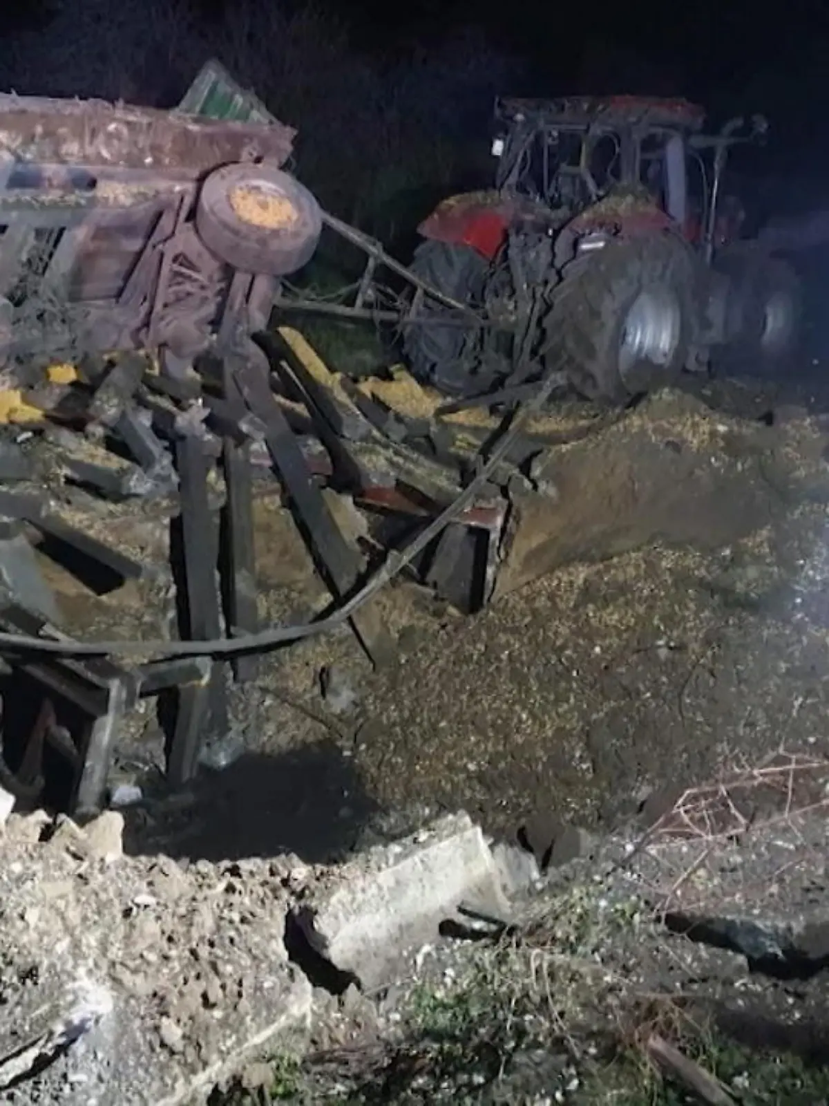 Bei einer Explosion im polnischen Dorf Przewodów wurden zwei Menschen getötet. Offenbar soll die Explosion durch verirrte russische Raketen ausgelöst worden sein. Polen hat bereits den Sicherheitsrat einberufen. Mittlerweile hat laut Nachrichtenagentur AP auch ein US-Geheimdienstmitarbeiter bestätigt, dass es sich um russische Raketen handeln soll. Derzeit ist die Situation allerdings noch unklar.