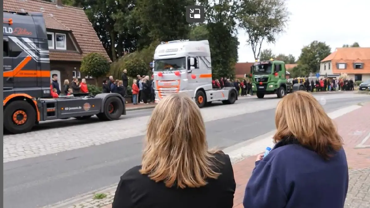 Der Konvoi mit 300 Fahrzeugen fuhr anlässlich der Beerdigung von Lasse durch Scharrel.