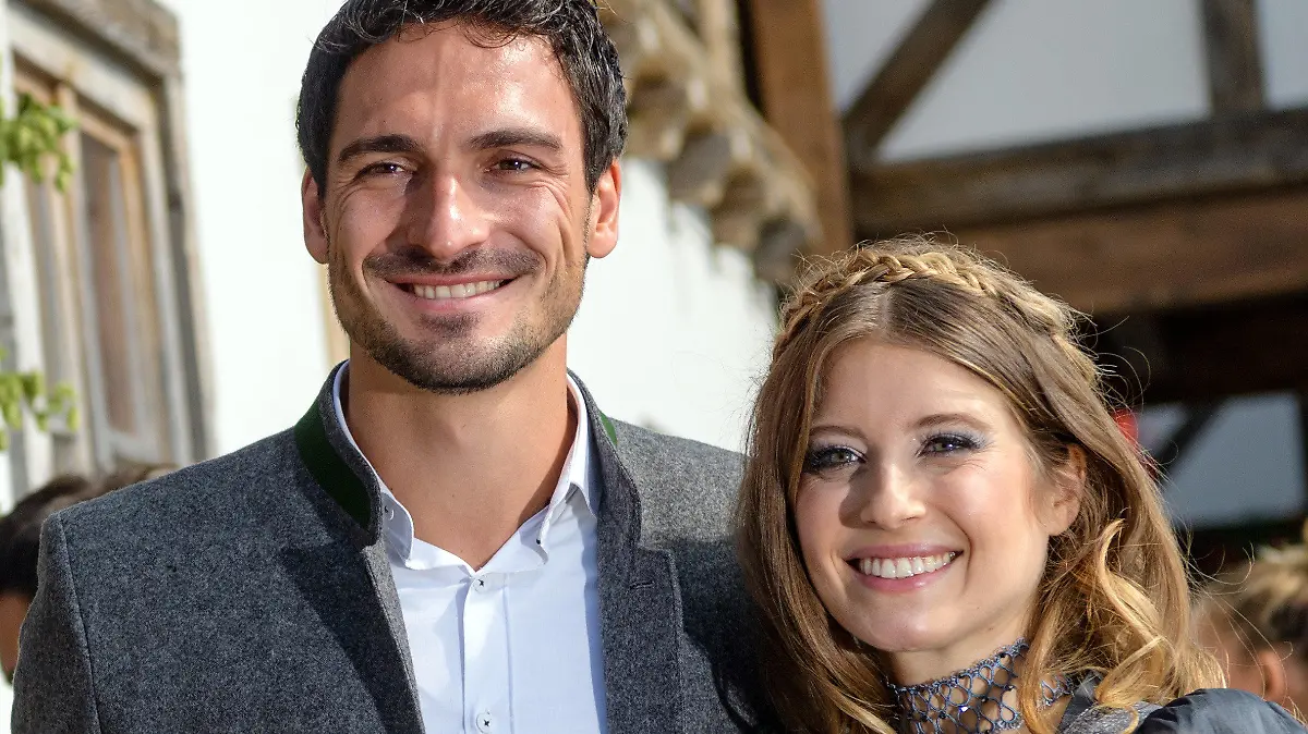 ARCHIV - Fußballspieler Mats Hummels vom FC Bayern München kommt am 23.09.2017 mit seiner Frau Cathy Hummels in das Käferzelt auf dem Oktoberfest auf der Theresienwiese in München (Bayern). (zu dpa "Mats Hummels und Cathy Hummels sind Eltern eines Sohnes" vom 11.01.2018) Foto: Matthias Balk/dpa +++(c) dpa - Bildfunk+++