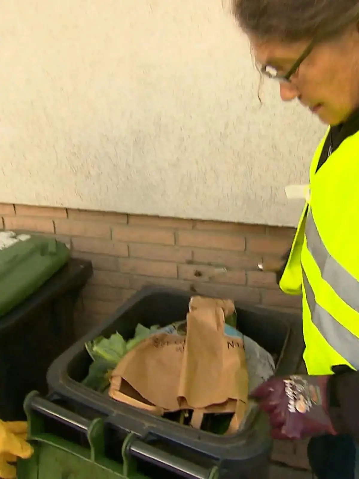 Bild zu: "Mülltonnen unter der Lupe"