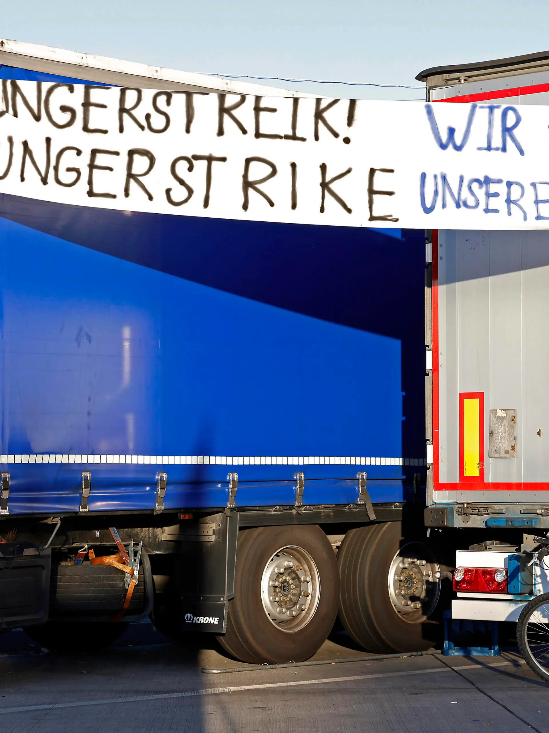 20.09.2023 Hungerstreik Banner von den seit Wochen für nicht bezahlten Lohn streikende osteuropäische LKW Fahrer aus Usbekistan Georgien Tadschikistan Ukraine der Spedition LUK MAZ und AG MAZ und IMPERIA der Familie Mazur Weiterstadt-Gräfenhausen Hessen Deutschland *** 20 09 2023 Hunger strike banner of the Eastern European truck drivers from Uzbekistan Georgia Tajikistan Ukraine of the forwarding agency LUK MAZ and AG MAZ and IMPERIA of the family Mazur Weiterstadt Gräfenhausen Hesse Germany striking for weeks for not paid wages