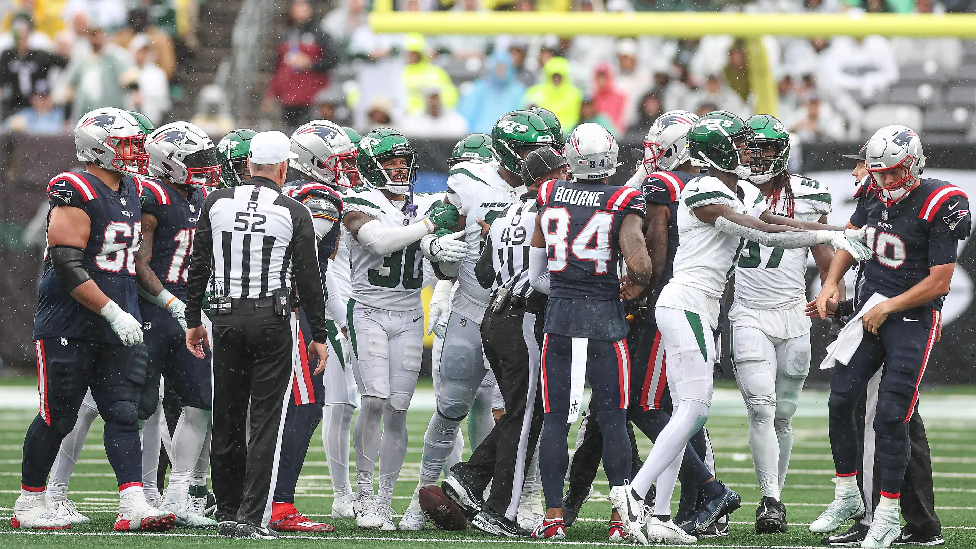 NFL, American Football Herren, USA New England Patriots at New York Jets Sep 24, 2023 East Rutherford, New Jersey, USA New York Jets cornerback Sauce Gardner 1 pushes New England Patriots quarterback Mac Jones 10 behind a group of players during the second half at MetLife Stadium. East Rutherford MetLife Stadium New Jersey USA, EDITORIAL USE ONLY PUBLICATIONxINxGERxSUIxAUTxONLY Copyright: xVincentxCarchiettax 20230924_szo_cb6_0130