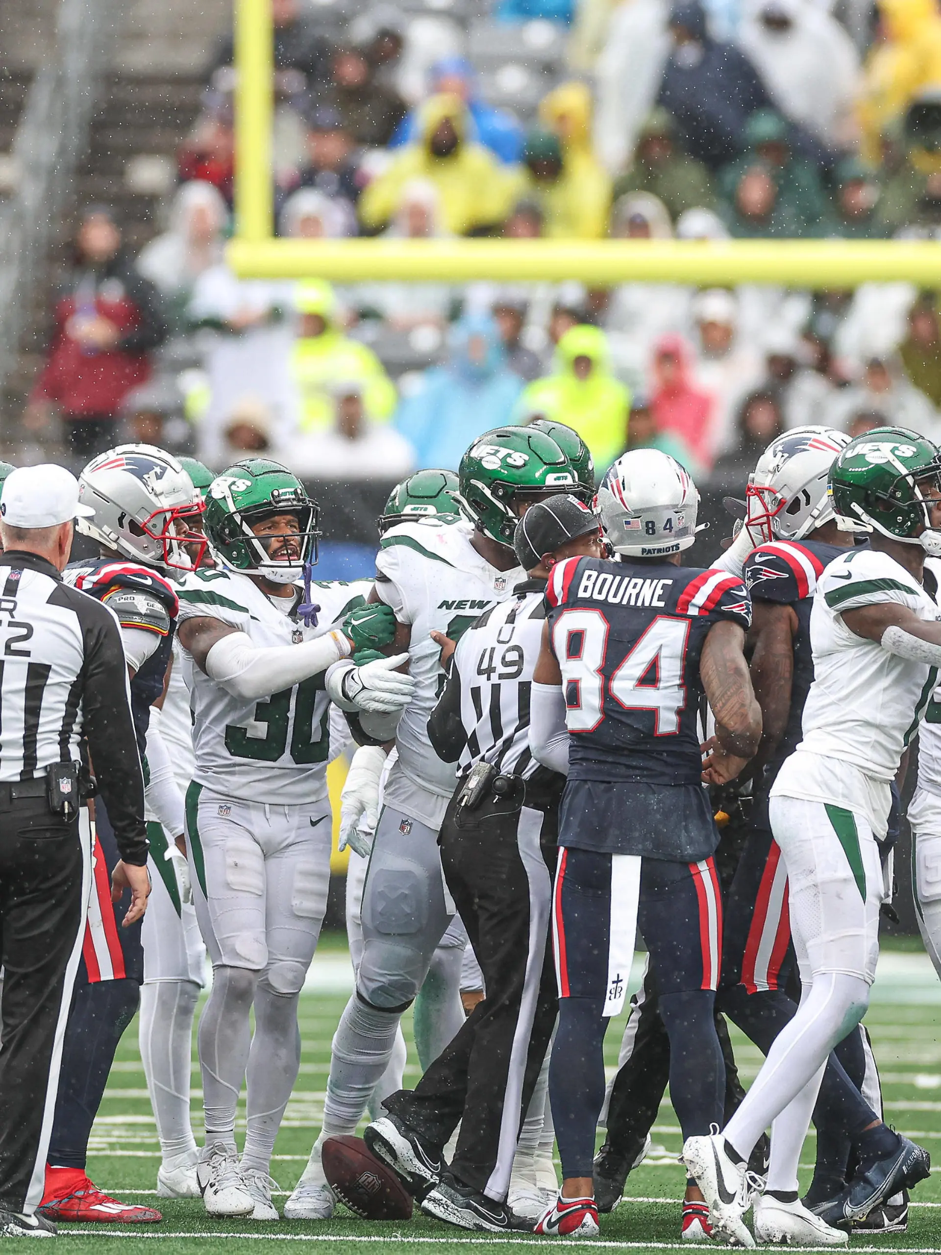 NFL, American Football Herren, USA New England Patriots at New York Jets Sep 24, 2023 East Rutherford, New Jersey, USA New York Jets cornerback Sauce Gardner 1 pushes New England Patriots quarterback Mac Jones 10 behind a group of players during the second half at MetLife Stadium. East Rutherford MetLife Stadium New Jersey USA, EDITORIAL USE ONLY PUBLICATIONxINxGERxSUIxAUTxONLY Copyright: xVincentxCarchiettax 20230924_szo_cb6_0130