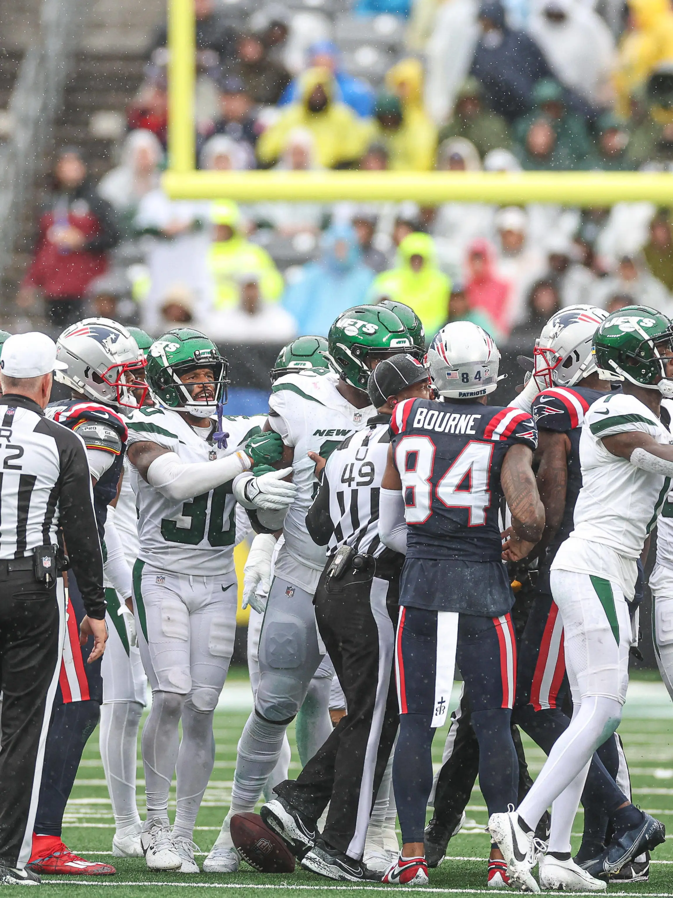 NFL, American Football Herren, USA New England Patriots at New York Jets Sep 24, 2023 East Rutherford, New Jersey, USA New York Jets cornerback Sauce Gardner 1 pushes New England Patriots quarterback Mac Jones 10 behind a group of players during the second half at MetLife Stadium. East Rutherford MetLife Stadium New Jersey USA, EDITORIAL USE ONLY PUBLICATIONxINxGERxSUIxAUTxONLY Copyright: xVincentxCarchiettax 20230924_szo_cb6_0130