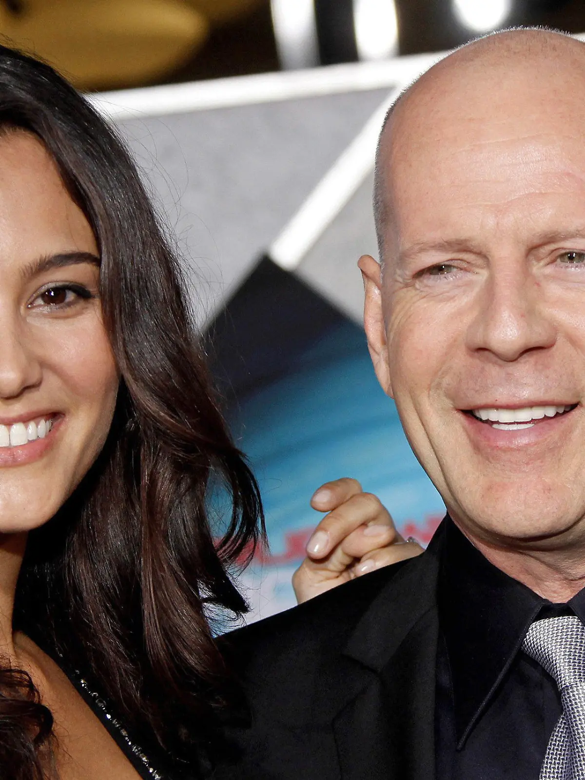 ARCHIV - US-Schauspieler Bruce Willis und seine Frau Emma kommen in Los Angeles zur Premiere des Film «Surrogates» (Archivfoto vom 24.09.2009). Willis («Stirb Langsam») wird mit 56 Jahren zum vierten Mal Vater. Der Sprecher des Schauspielers bestätigte der Promi-Nachrichtenseite «People.com» am Mittwoch 26.10.2011, dass Willis und seine zweite Frau, Ex-Model Emma Heming (35), den ersten gemeinsamen Nachwuchs erwarten. Das Paar sei über die Nachricht vom zukünftigen Familienzuwachs «überglücklich». Die beiden sind seit Anfang 2009 verheiratet. EPA/NINA PROMMER  +++(c) dpa - Bildfunk+++