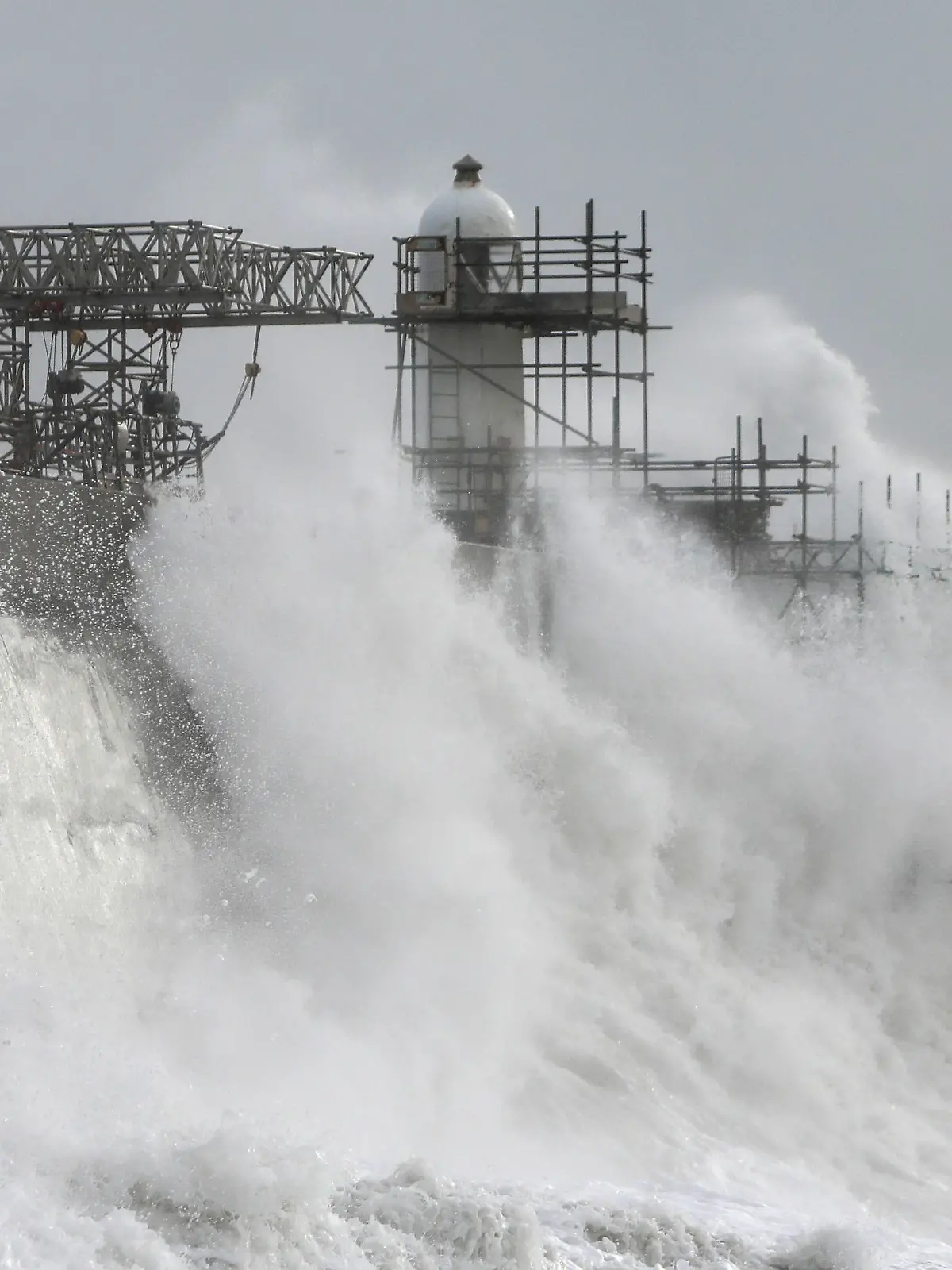 News Themen der Woche KW44 Ferocious waves crash over Porthcawl Lighthouse and pier as Storm Claudio brings heavy rain and strong winds across the UK Where: Porthcawl, Wales, United Kingdom When: 02 Nov 2022 Credit: Joann Randles/Cover Images PUBLICATIONxNOTxINxUKxFRA Copyright: xx 52136015