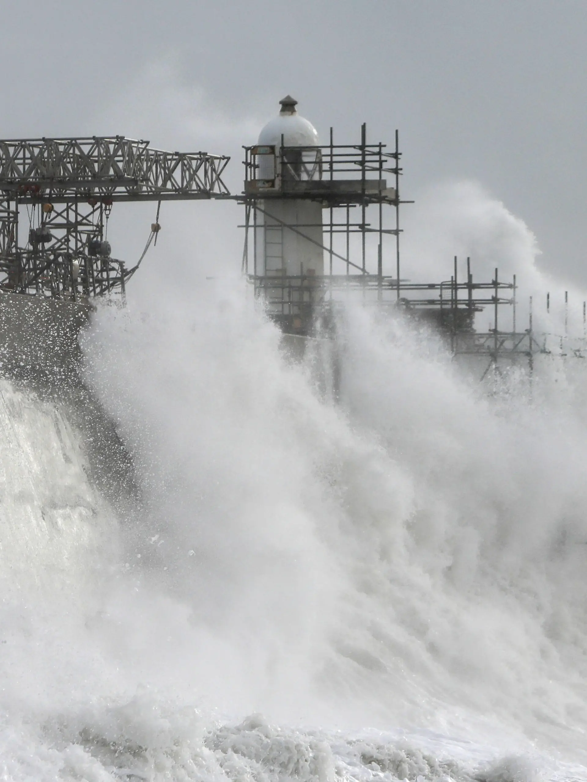News Themen der Woche KW44 Ferocious waves crash over Porthcawl Lighthouse and pier as Storm Claudio brings heavy rain and strong winds across the UK Where: Porthcawl, Wales, United Kingdom When: 02 Nov 2022 Credit: Joann Randles/Cover Images PUBLICATIONxNOTxINxUKxFRA Copyright: xx 52136015