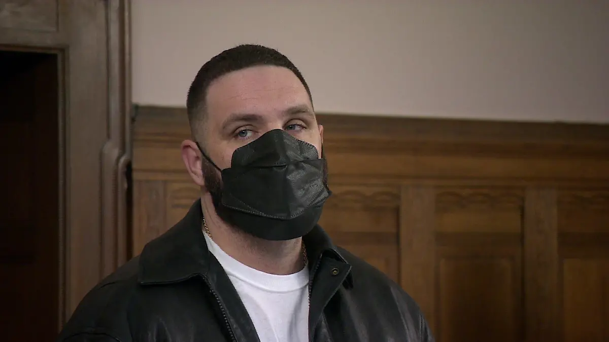 Rapper Fler muss sich auf der Anklagebank im Amtsgericht Berlin-Tiergarten gleich wegen mehrerer mutmaßlicher Straftaten verantworten.