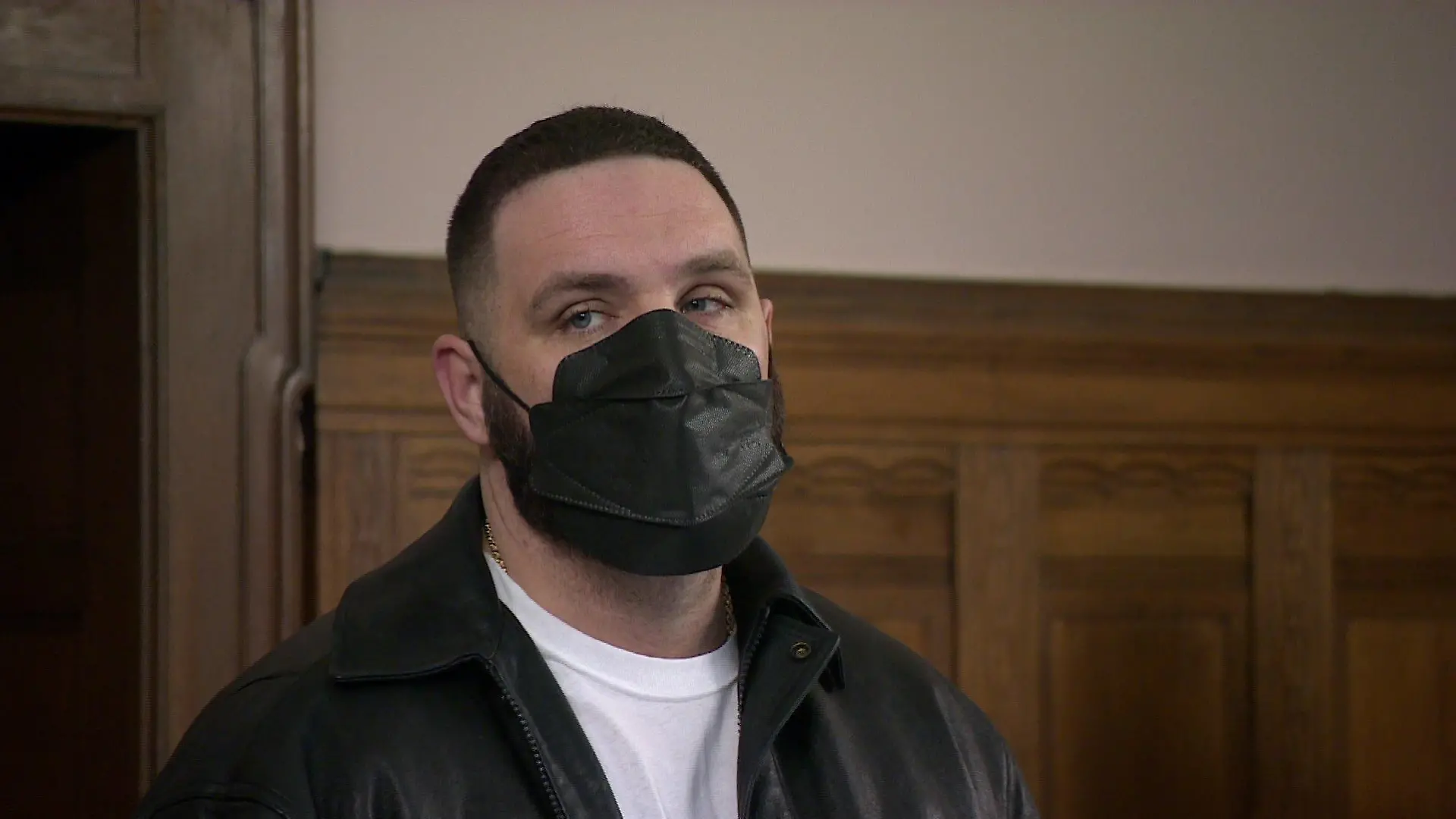 Rapper Fler muss sich auf der Anklagebank im Amtsgericht Berlin-Tiergarten gleich wegen mehrerer mutmaßlicher Straftaten verantworten.