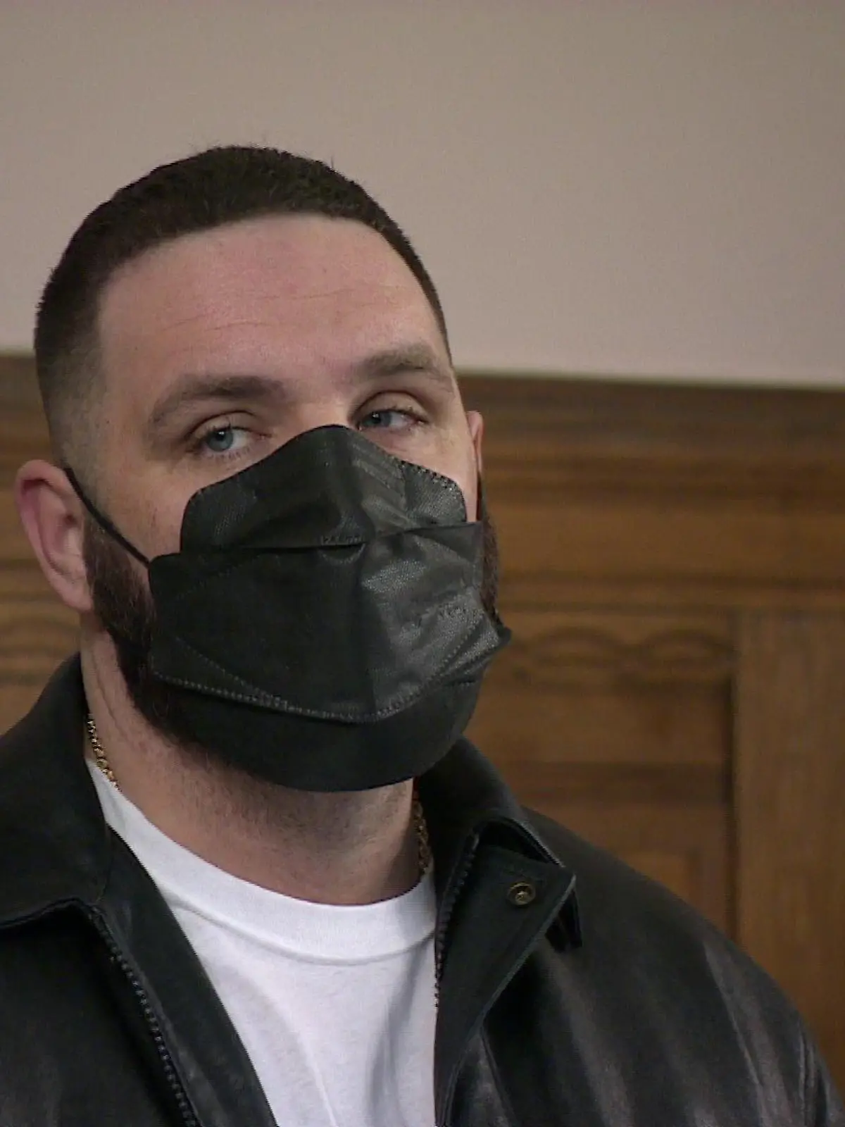 Rapper Fler muss sich auf der Anklagebank im Amtsgericht Berlin-Tiergarten gleich wegen mehrerer mutmaßlicher Straftaten verantworten.