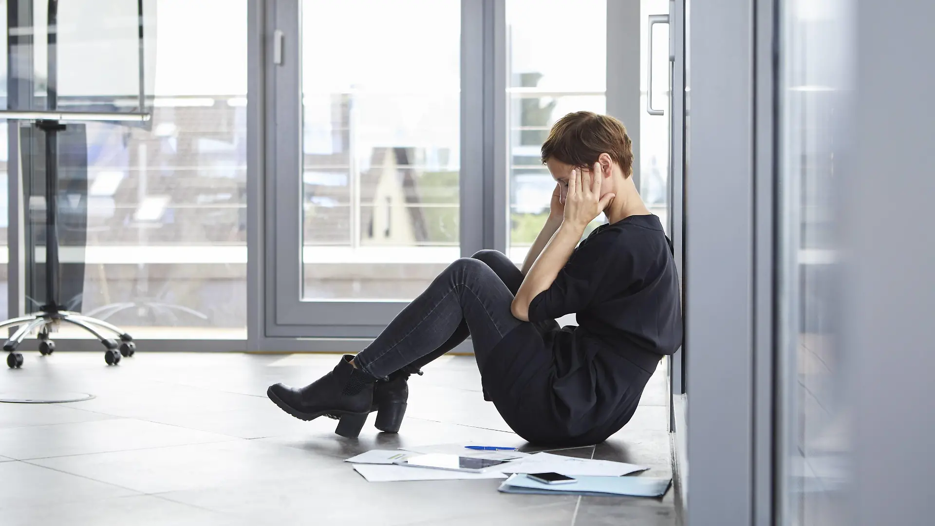 Overstressed businesswoman sitting on the floor in office model released Symbolfoto property released PUBLICATIONxINxGERxSUIxAUTxHUNxONLY RBF06402