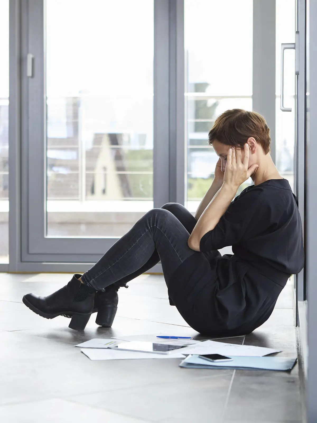 Overstressed businesswoman sitting on the floor in office model released Symbolfoto property released PUBLICATIONxINxGERxSUIxAUTxHUNxONLY RBF06402  