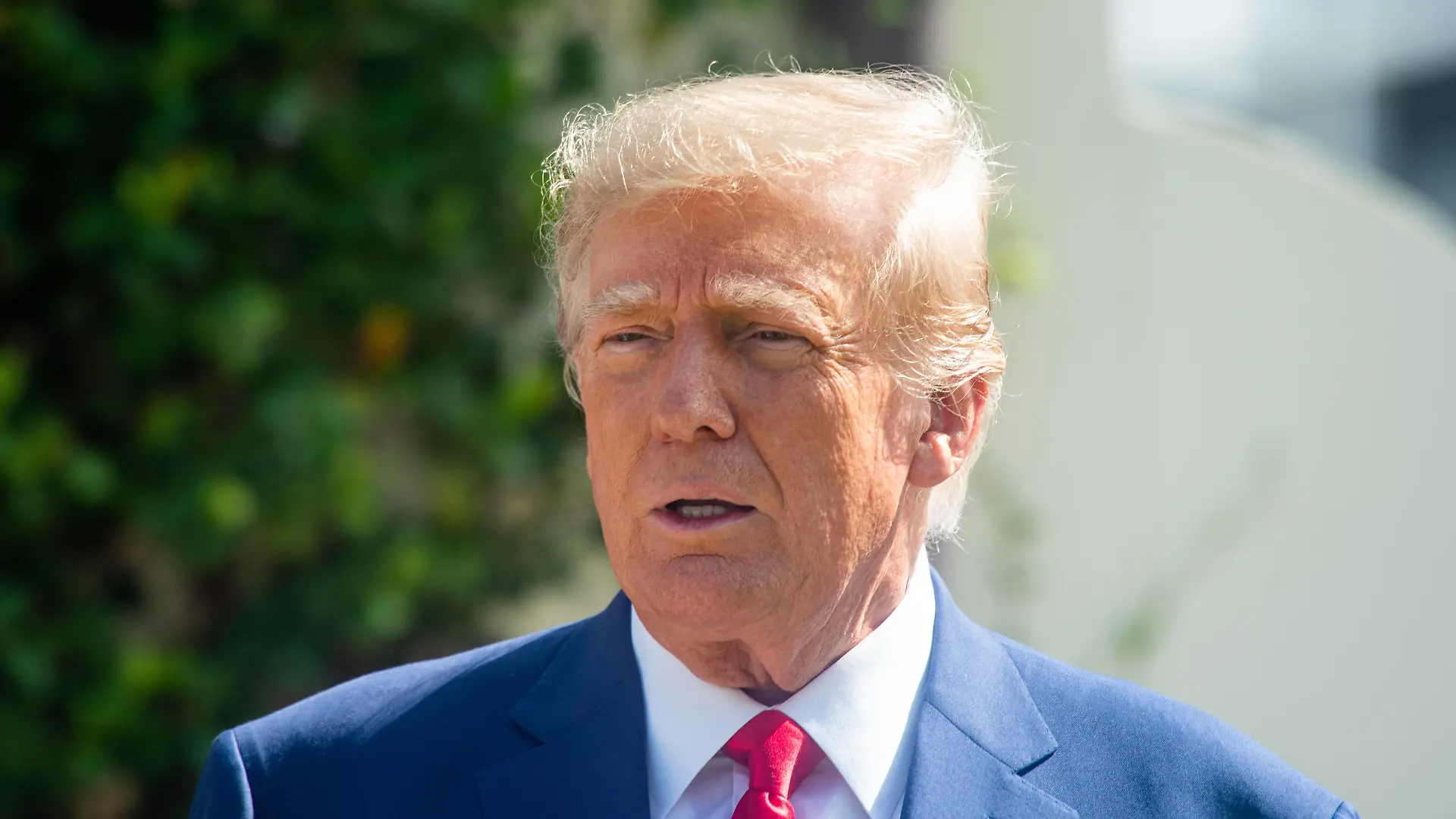 November 8, 2022, West Palm Beach, Florida, United States of America: President Donald J. Trump and First Lady Melania Trump walk out of the poll in West Palm Beach after voting on election day. This is gpoing to be an important election. Go out and vote, no matter who you vote for , said President Trump. West Palm Beach United States of America - ZUMAe124 20221108_zap_e124_003 Copyright: xOritxBen-Ezzerx