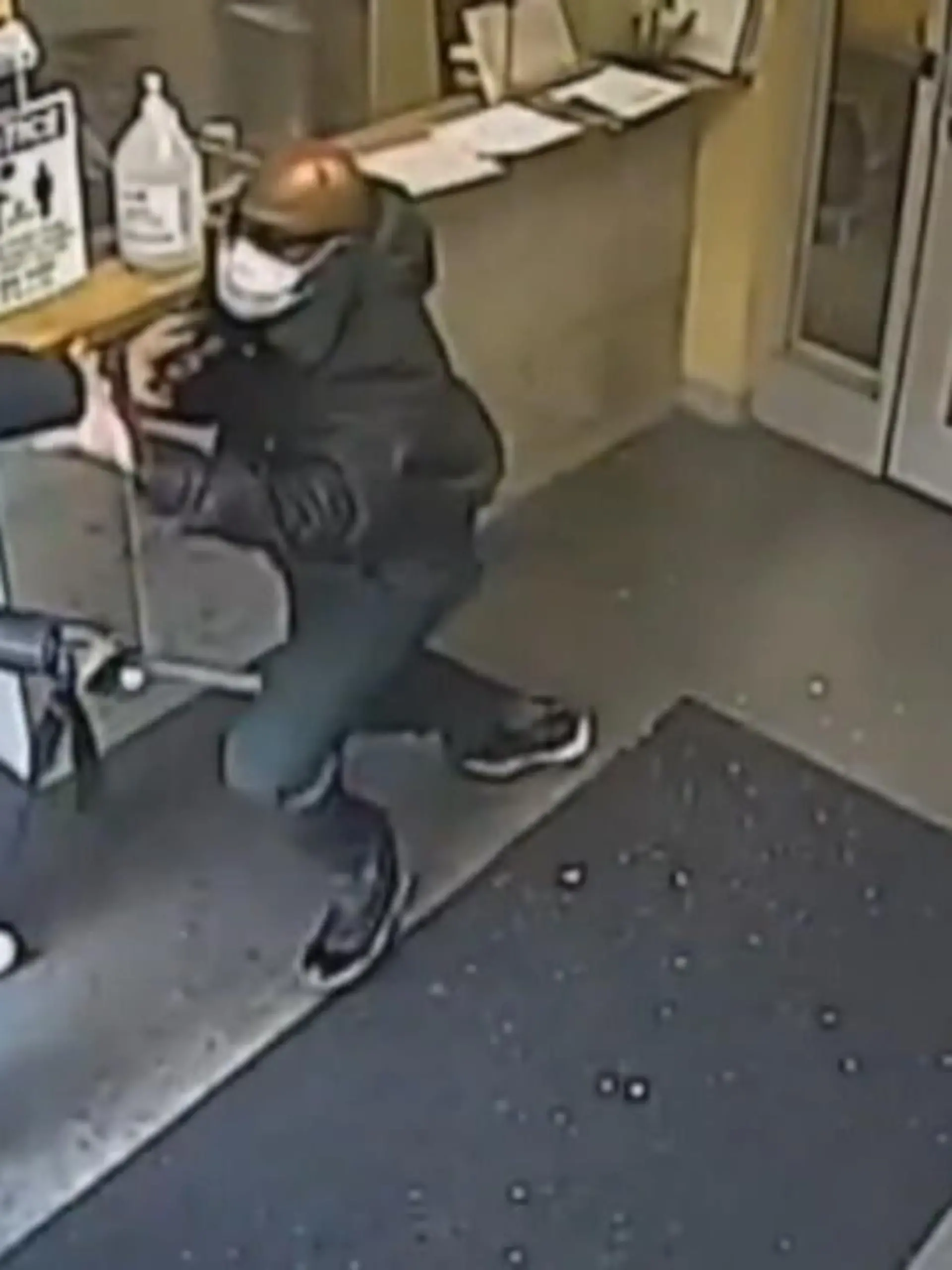 Mit seinem beherzten Eingreifen hat Wachmann Reynaldo Beckford vielleicht Schlimmeres verhindert. Als ein bewaffneter Mann die Klinik, in der Reynaldo arbeitet, stürmt, handelt der Wachmann blitzschnell.