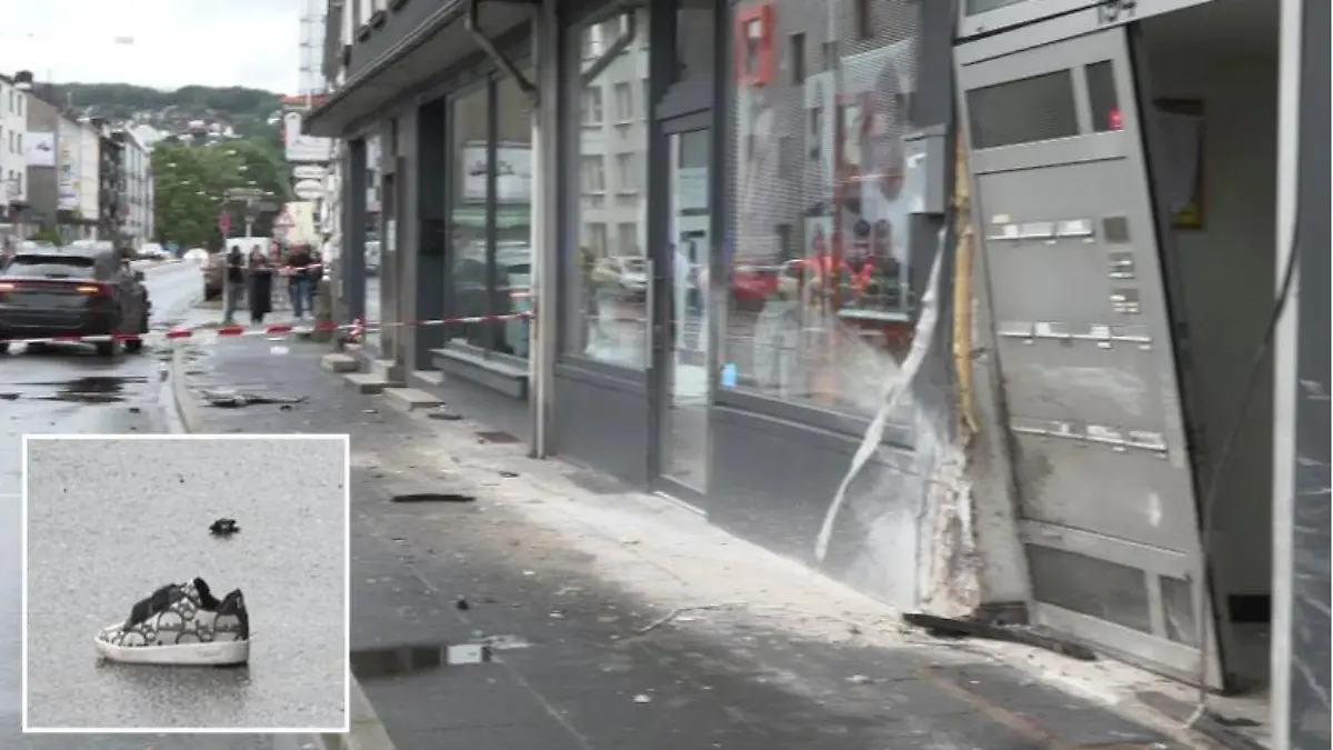 Der Unfall hinterließ an der Straße eine Spur der Verwüstung. Auch ein Schuh lag neben dem Bürgersteig, womöglich von einem der Unfallopfer.