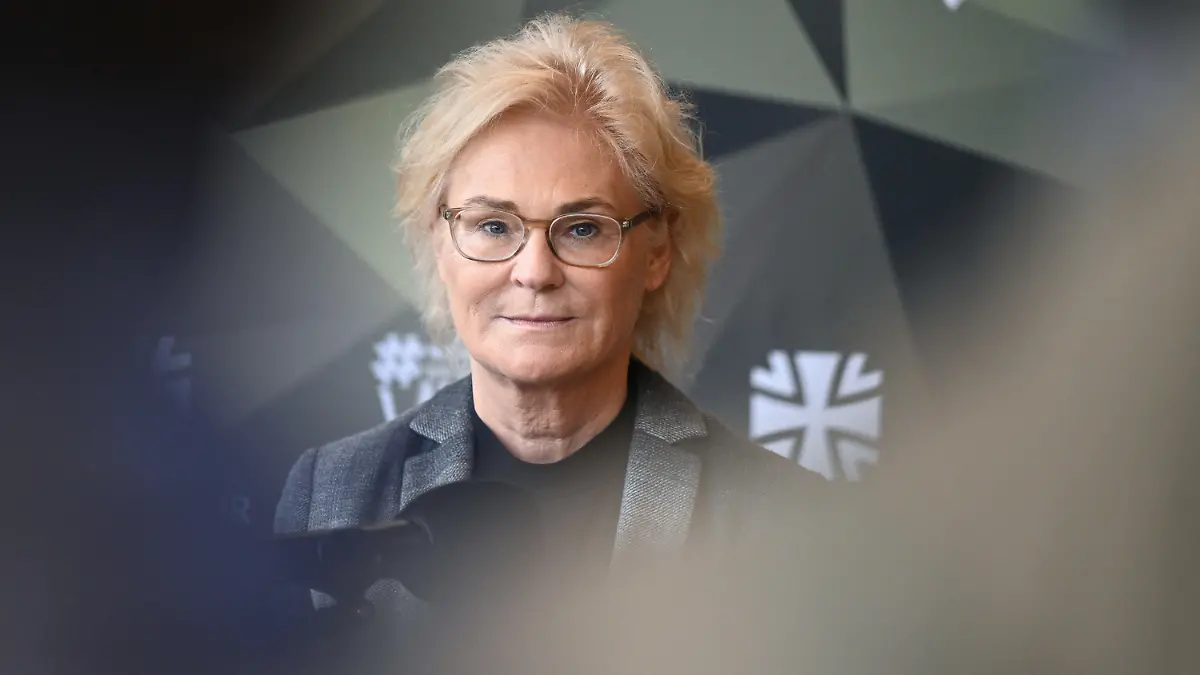 24.10.2022, Baden-Württemberg, Calw: Bundesverteidigungsministerin Christine Lambrecht (SPD) gibt bei ihrem Besuch beim Kommando Spezialkräfte (KSK) ein Statement ab. Die Ministerin informiert sich über den Stand der Umsetzung des Reformpakets sowie über die Leistungsfähigkeit der Einheit. Foto: Bernd Weißbrod/dpa +++ dpa-Bildfunk +++