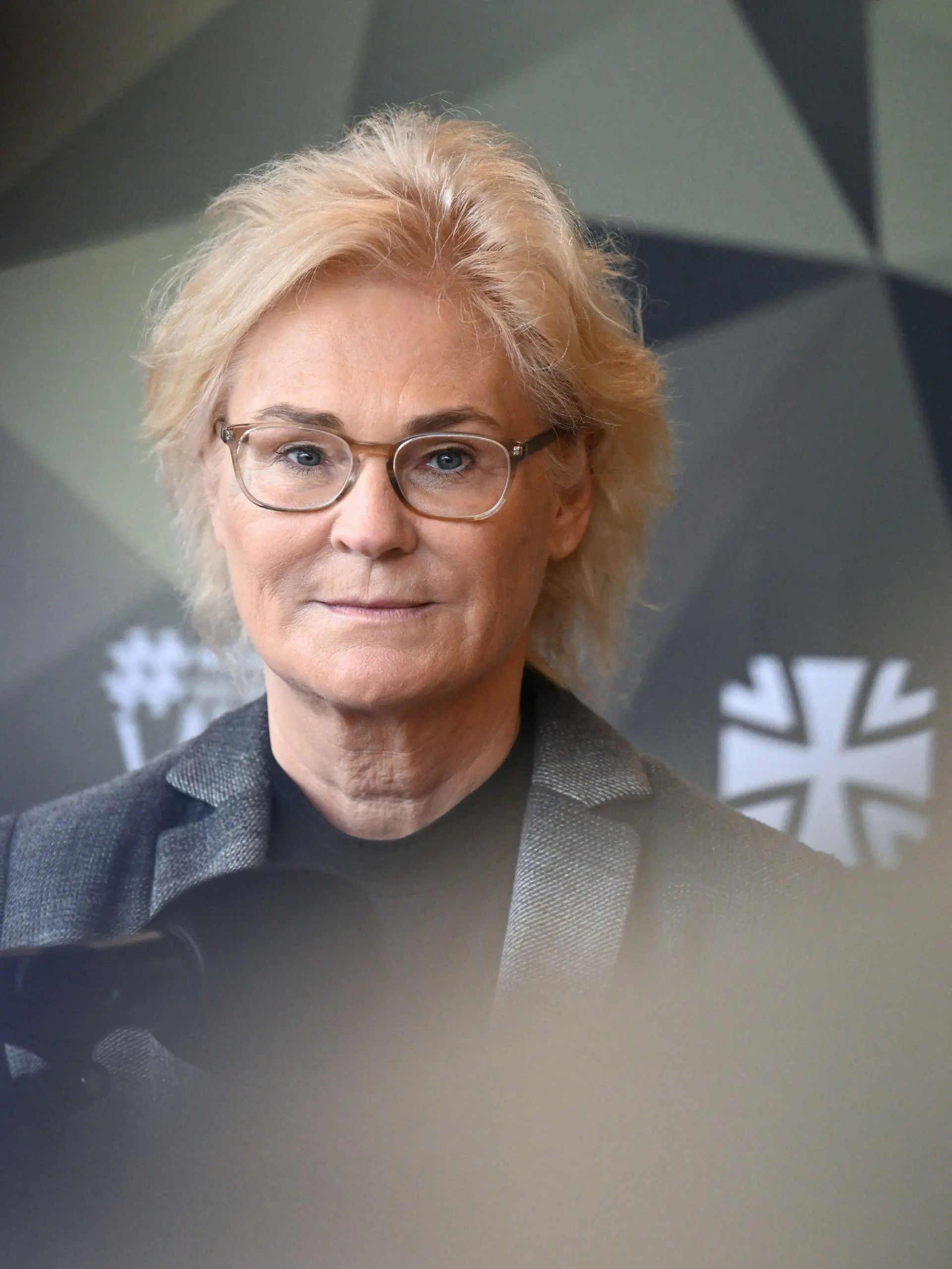 24.10.2022, Baden-Württemberg, Calw: Bundesverteidigungsministerin Christine Lambrecht (SPD) gibt bei ihrem Besuch beim Kommando Spezialkräfte (KSK) ein Statement ab. Die Ministerin informiert sich über den Stand der Umsetzung des Reformpakets sowie über die Leistungsfähigkeit der Einheit. Foto: Bernd Weißbrod/dpa +++ dpa-Bildfunk +++