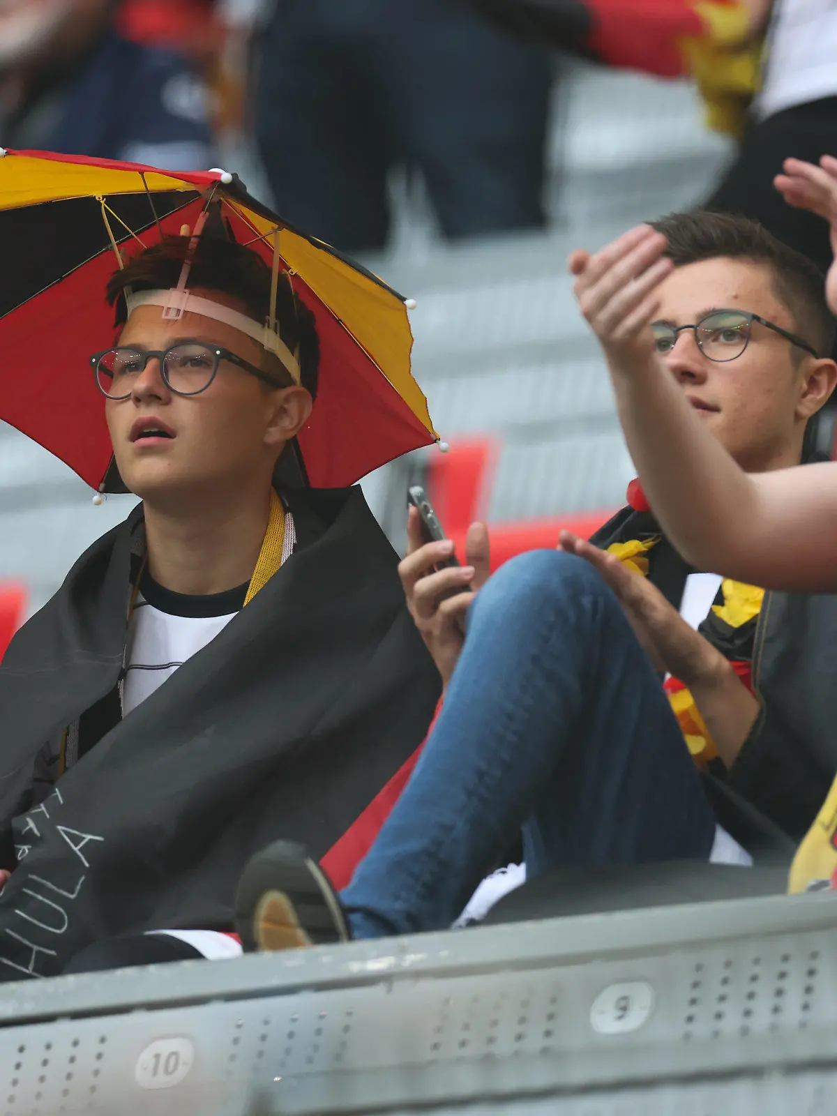 ARCHIV - 07.06.2022, Bayern, München: Fußball: Nations League A, Deutschland - England, Gruppenphase, Gruppe 3, 2. Spieltag in der Allianz Arena, Deutschlands Fans warten auf der Tribüne vor dem Spiel. Für die WM in Katar wurden weniger Tickets nach Deutschland verkauft als bei früheren Turnieren. (zu dpa: «Was Fans auf der WM-Reise nach Katar erwartet») Foto: Christian Charisius/dpa +++ dpa-Bildfunk +++