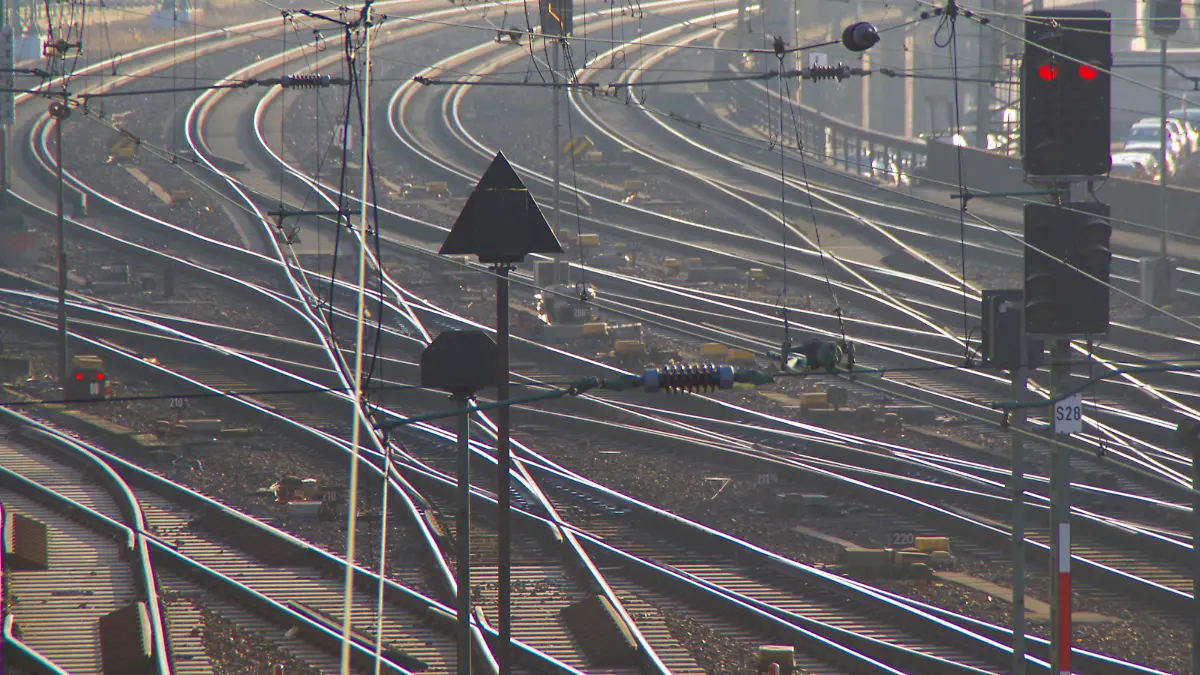Signal auf Rot: Die Deutsche Bahn investierte im Jahr 2019 mehrere Milliarden Euro u.a. in Gleisanlagen, dennoch kam es immer wieder zu Verspätunge im Zugverkehr. *** Signal on red In 2019, Deutsche Bahn invested several billion euros in track systems, among other things, but there were still delays in train services