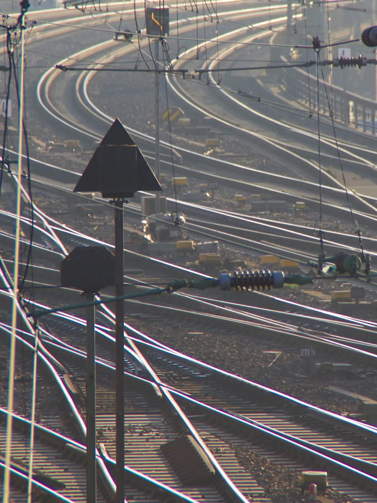 Signal auf Rot: Die Deutsche Bahn investierte im Jahr 2019 mehrere Milliarden Euro u.a. in Gleisanlagen, dennoch kam es immer wieder zu Verspätunge im Zugverkehr. *** Signal on red In 2019, Deutsche Bahn invested several billion euros in track systems, among other things, but there were still delays in train services 