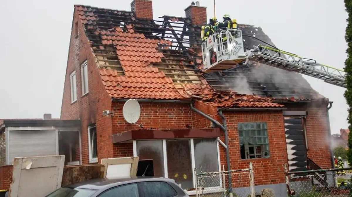 Mit einer Drehleiter wurde das Dach geöffnet, um das Feuer gezielter bekämpfen zu können.
Quelle: Feuerwehr/Florian Schulz