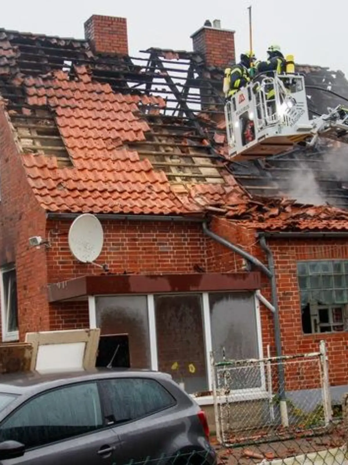 Mit einer Drehleiter wurde das Dach geöffnet, um das Feuer gezielter bekämpfen zu können. 

Quelle: Feuerwehr/Florian Schulz