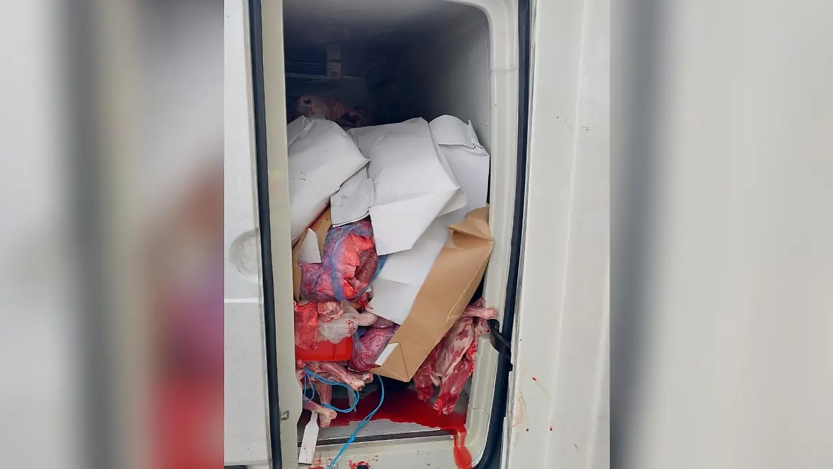 Ein Fleischtransporter kippt auf der A 24 bei Gudow um.