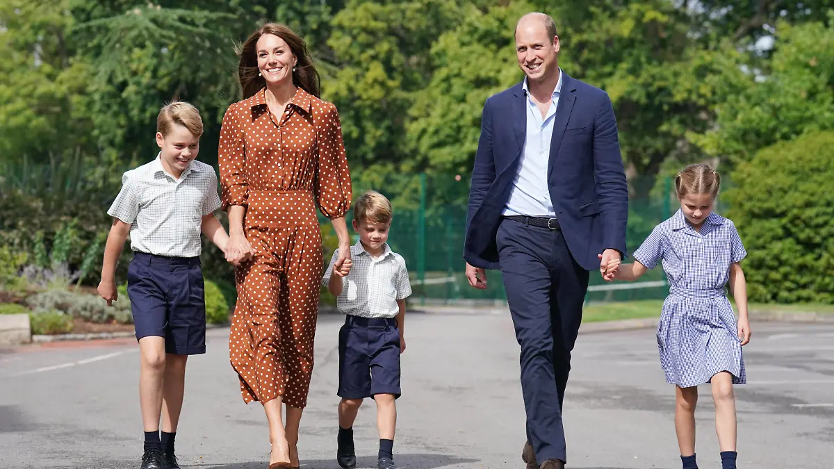 Entertainment Themen der Woche KW36 Entertainment Bilder des Tages . 07/09/2022. Ascot, United Kingdom. Prince George, Princess Charlotte and Prince Louis, accompanied by their parents Prince William and Kate Middleton, arrive at Lambrook School, near Ascot, United Kingdom. PUBLICATIONxINxGERxSUIxAUTxHUNxONLY xPoolx/xi-Imagesx IIM-23739-0011