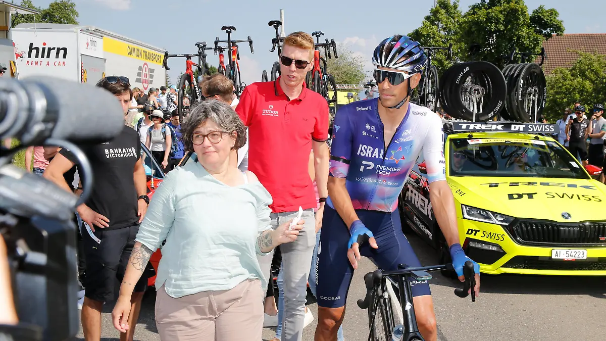 TDS 6.Etappe Sandra , Marcel Sieberg und Reto Hollenstein 16.06. 2023 Oberwil Lieli , SCHWEIZ , Radsport Tour de Suisse 6.Etappe Chur - Oberwil Lieli AG Sandra , Mutter von Gino Maeder , Marcel Sieberg und Reto Hollenstein *** TDS 6 Stage Sandra , Marcel Sieberg and Reto Hollenstein 16 06 2023 Oberwil Lieli , SWITZERLAND , Cycling Tour de Suisse 6 Stage Chur Oberwil Lieli AG Sandra , mother of Gino Maeder , Marcel Sieberg and Reto Hollenstein PUBLICATIONxNOTxINxSUI