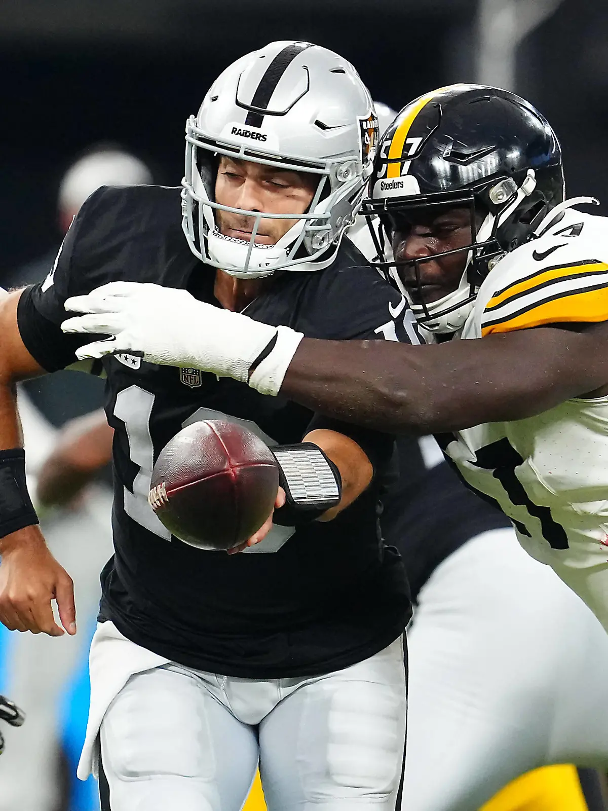 NFL, American Football Herren, USA Pittsburgh Steelers at Las Vegas Raiders Sep 24, 2023 Paradise, Nevada, USA Pittsburgh Steelers defensive tackle Montravius Adams 57 pressures Las Vegas Raiders quarterback Jimmy Garoppolo 10 during the first quarter at Allegiant Stadium. Paradise Allegiant Stadium Nevada USA, EDITORIAL USE ONLY PUBLICATIONxINxGERxSUIxAUTxONLY Copyright: xStephenxR.xSylvaniex 20230924_lbm_cs1_188