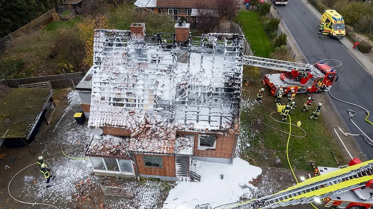 Von oben ist das gesamte Ausmaß der Zerstörung zu erkennen.
Quelle: Feuerwehr/Florian Schulz