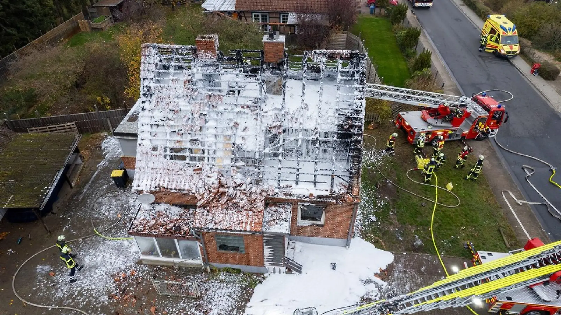 Von oben ist das gesamte Ausmaß der Zerstörung zu erkennen. 

Quelle: Feuerwehr/Florian Schulz
