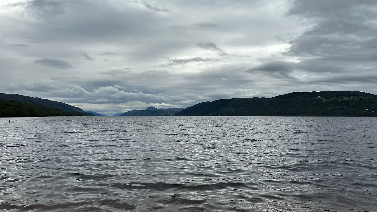 27.08.2023, Großbritannien, Dores: Blick auf den See Loch Ness. In Schottland hat am Samstag die vermutlich größte Suche nach dem Ungeheuer von Loch Ness, genannt Nessie, seit Jahrzehnten begonnen. Foto: Benedikt von Imhoff/dpa +++ dpa-Bildfunk +++