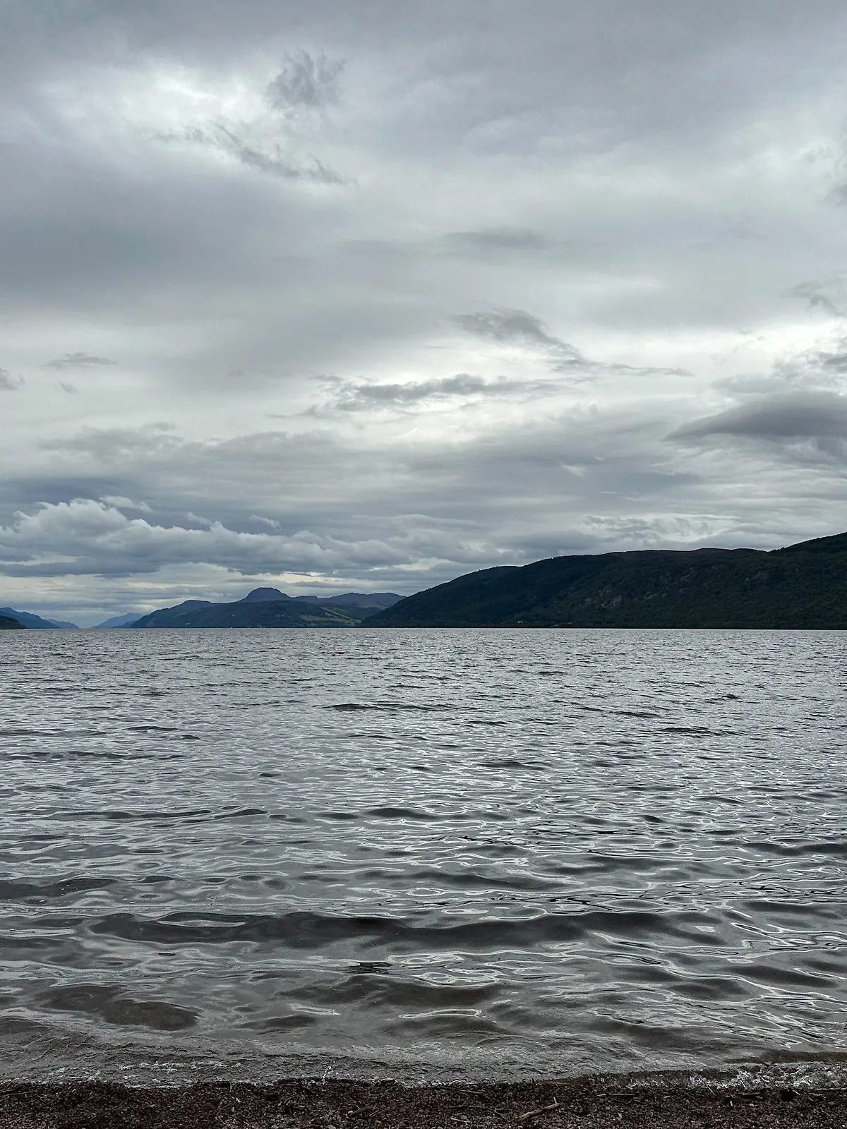 27.08.2023, Großbritannien, Dores: Blick auf den See Loch Ness. In Schottland hat am Samstag die vermutlich größte Suche nach dem Ungeheuer von Loch Ness, genannt Nessie, seit Jahrzehnten begonnen. Foto: Benedikt von Imhoff/dpa +++ dpa-Bildfunk +++