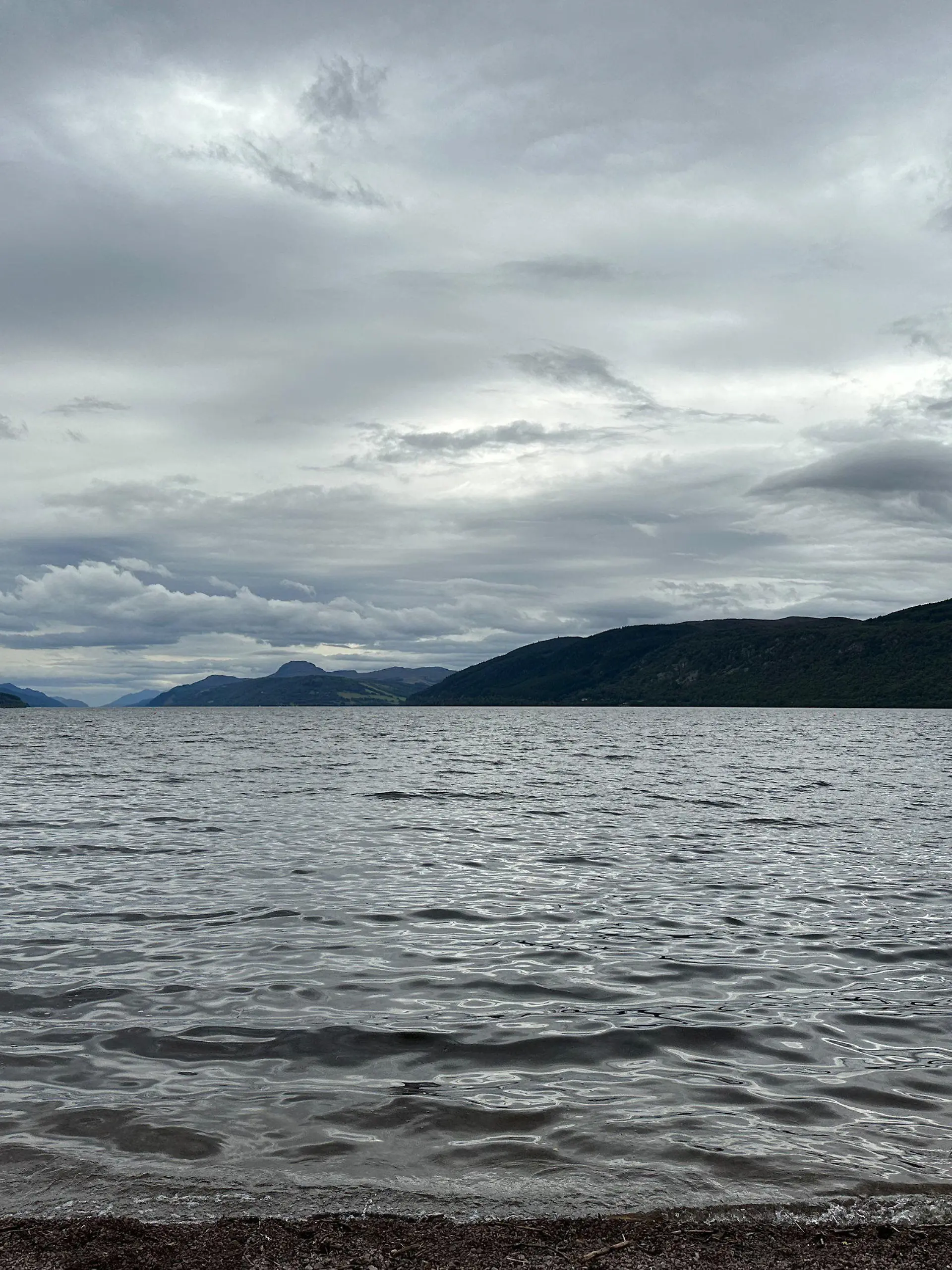 27.08.2023, Großbritannien, Dores: Blick auf den See Loch Ness. In Schottland hat am Samstag die vermutlich größte Suche nach dem Ungeheuer von Loch Ness, genannt Nessie, seit Jahrzehnten begonnen. Foto: Benedikt von Imhoff/dpa +++ dpa-Bildfunk +++