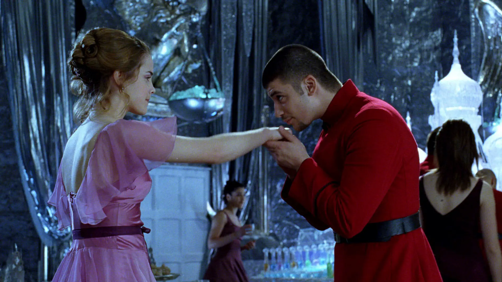 HARRY POTTER UND DER FEUERKELCH Harry Potter and the Goblet of Fire USA 2005 Mike Newell A kiss on the hand for Hermione (EMMA WATSON) in a scene with Viktor Krum (STANISLAV IANEVSKI) Regie: Mike Newell aka. Harry Potter and the Goblet of Fire / HARRY POTTER UND DER FEUERKELCH USA 2005 