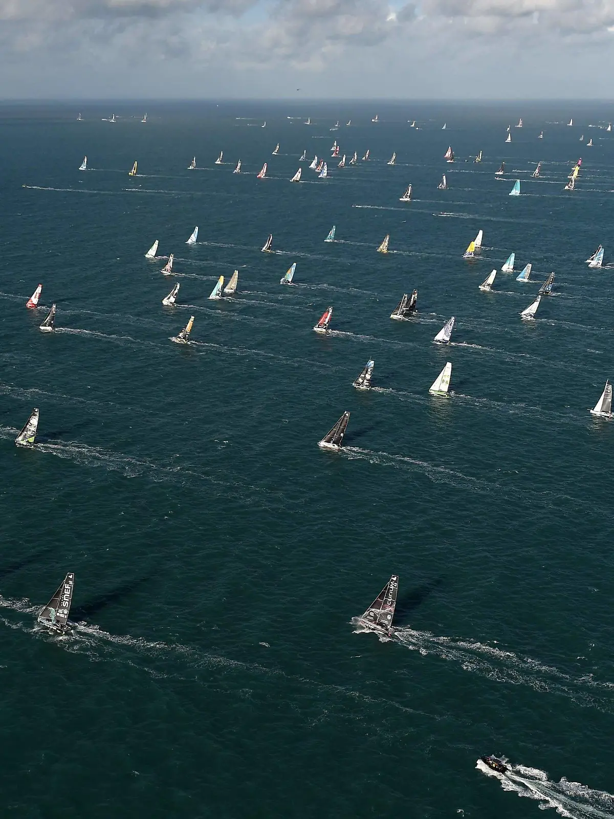 09.11.2022, Frankreich, Saint-Malo: Segeln: Hochsee, Start zur Route du Rhume nach Guadeloupe: Die Skipper starten vor der Küste im Westen Frankreichs zum Solosegelrennen. Foto: Sebastien Salom-Gomis/AFP/dpa +++ dpa-Bildfunk +++