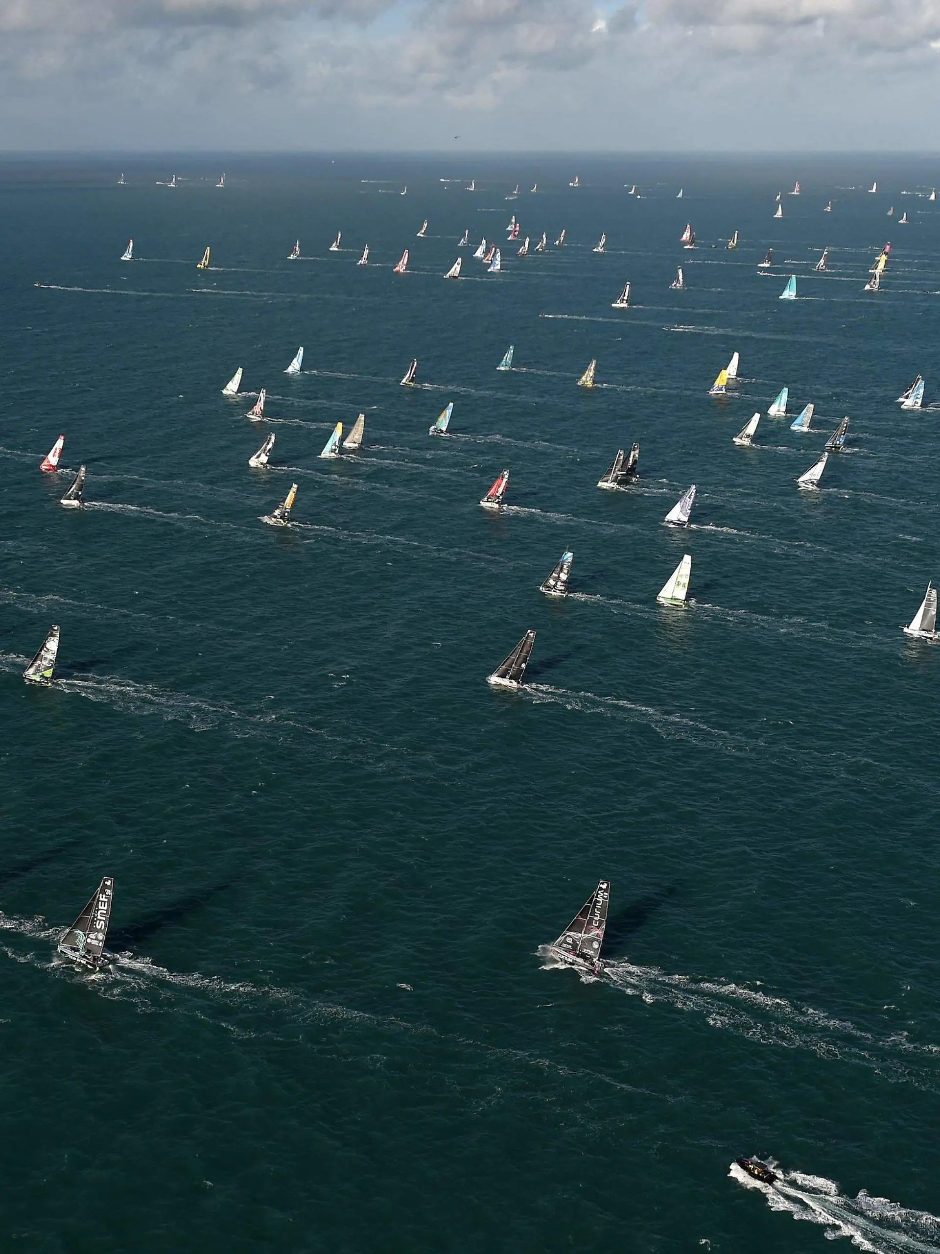 09.11.2022, Frankreich, Saint-Malo: Segeln: Hochsee, Start zur Route du Rhume nach Guadeloupe: Die Skipper starten vor der Küste im Westen Frankreichs zum Solosegelrennen. Foto: Sebastien Salom-Gomis/AFP/dpa +++ dpa-Bildfunk +++