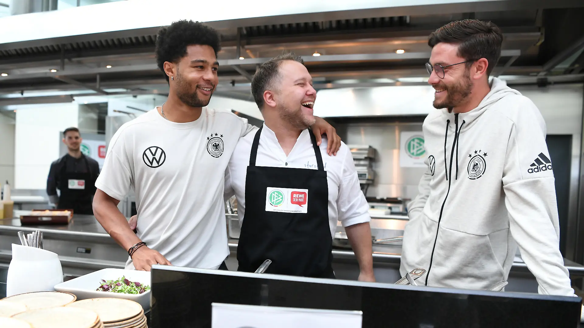 Serge Gnabry (Deutschland), Anton Schmaus (DFB Koch) und Jonas Hector (Deutschland). GES/ Fussball/ Pressekonferenz / PK der deutschen Fussball-Nationalmannschaft mit REWE in Mainz, 10.06.2019 Football / Soccer: Mediaconference of the German national team in Mainz, Germany, June 10, 2019