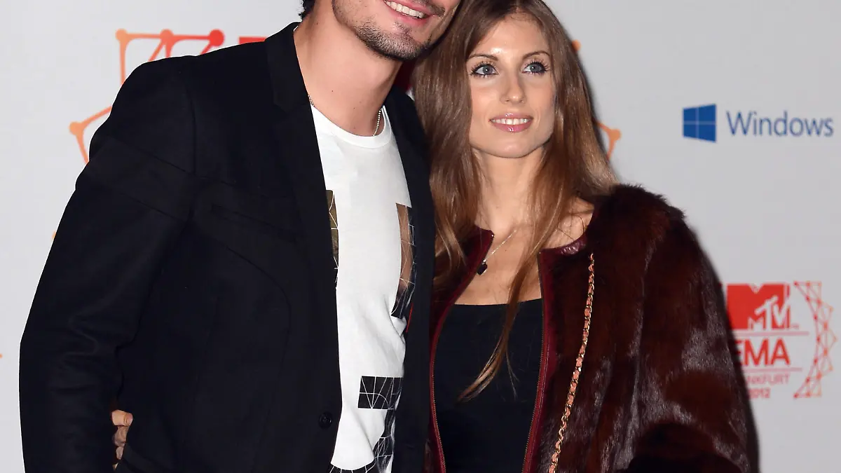 German soccer player Mats Hummels and his partner Cathy Fischer arrive for the MTV Europe Music Awards (EMA) 2012 held at Festhalle in Frankfurt, Sunday, 11 November 2012. The music TV channel's award ceremony is in its 19th year and recognizes talent on the European music scene. Photo: Britta Pedersen/dpa