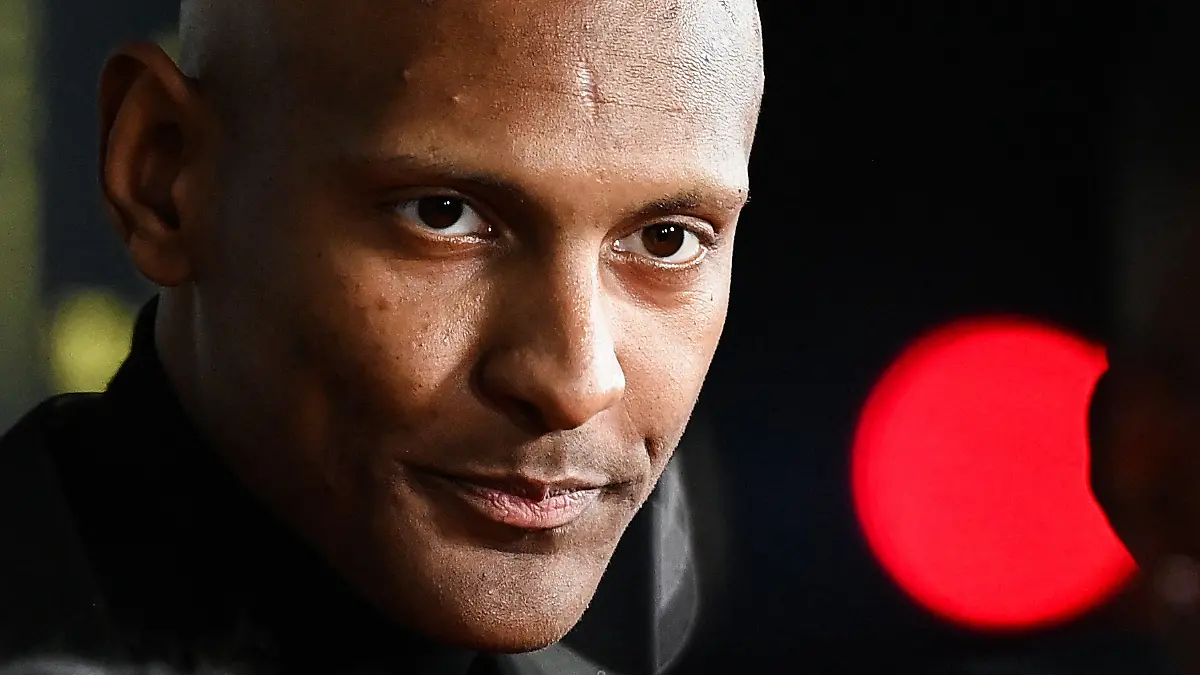 ARCHIV - 17.10.2022, Frankreich, Paris: Dortmunds ivorischer Stürmer Sebastien Haller posiert bei seiner Ankunft zur Verleihung des Ballon d'Or Frankreich 2022 im Theatre du Chatelet in Paris. Die Auszeichnungen werden von der französischen Sportzeitung France Football vergeben. (zu dpa: «Nach Tumor-Operation: Haller trainiert wieder auf dem Platz») Foto: Franck Fife/AFP/dpa +++ dpa-Bildfunk +++