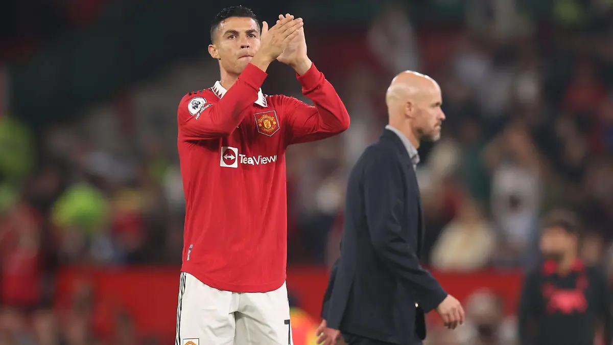 Mandatory Credit: Photo by Paul Currie/Shutterstock 13134297ha Cristiano Ronaldo of Manchester United, ManU applauds the fans as Manchester United manager Erik ten Hag walks off. Manchester United v Liverpool, Premier League, Football, Old Trafford, Manchester, UK - 22 Aug 2022 EDITORIAL USE ONLY No use with unauthorised audio, video, data, fixture lists, club/league logos or live services. Online in-match use limited to 120 images, no video emulation. No use in betting, games or single club/league/player publications. Manchester United v Liverpool, Premier League, Football, Old Trafford, Manchester, UK - 22 Aug 2022 EDITORIAL USE ONLY No use with unauthorised audio, video, data, fixture lists, club/league logos or live services. Online in-match use limited to 120 images, no video emulation. No use in betting, games or single club/league/player publications. PUBLICATIONxINxGERxSUIxAUTXHUNxGRExMLTxCYPxROMxBULxUAExKSAxONLY Copyright: xPaulxCurrie/Shutterstockx 13134297ha