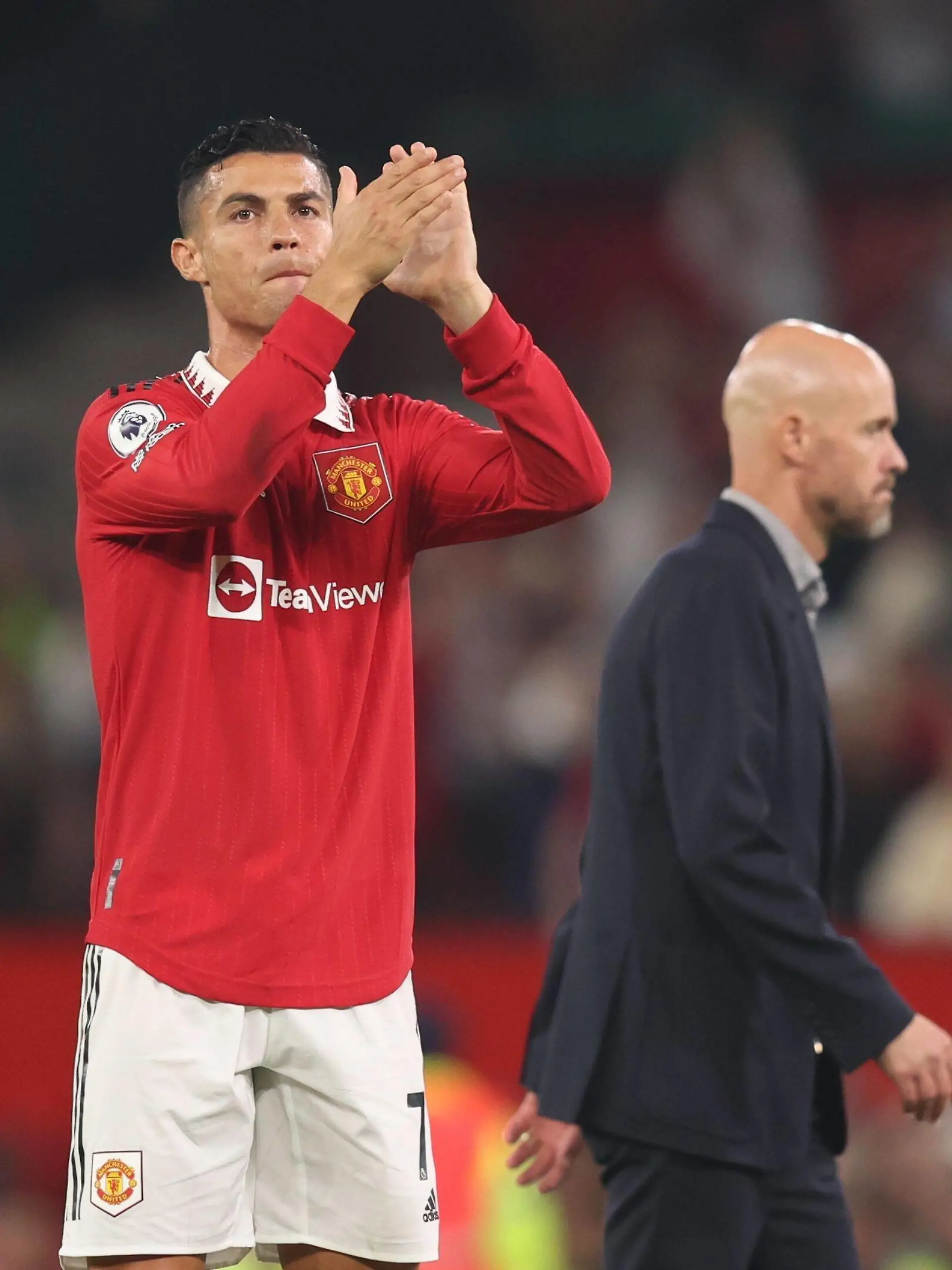 Mandatory Credit: Photo by Paul Currie/Shutterstock 13134297ha Cristiano Ronaldo of Manchester United, ManU applauds the fans as Manchester United manager Erik ten Hag walks off. Manchester United v Liverpool, Premier League, Football, Old Trafford, Manchester, UK - 22 Aug 2022 EDITORIAL USE ONLY No use with unauthorised audio, video, data, fixture lists, club/league logos or live services. Online in-match use limited to 120 images, no video emulation. No use in betting, games or single club/league/player publications. Manchester United v Liverpool, Premier League, Football, Old Trafford, Manchester, UK - 22 Aug 2022 EDITORIAL USE ONLY No use with unauthorised audio, video, data, fixture lists, club/league logos or live services. Online in-match use limited to 120 images, no video emulation. No use in betting, games or single club/league/player publications. PUBLICATIONxINxGERxSUIxAUTXHUNxGRExMLTxCYPxROMxBULxUAExKSAxONLY Copyright: xPaulxCurrie/Shutterstockx 13134297ha 