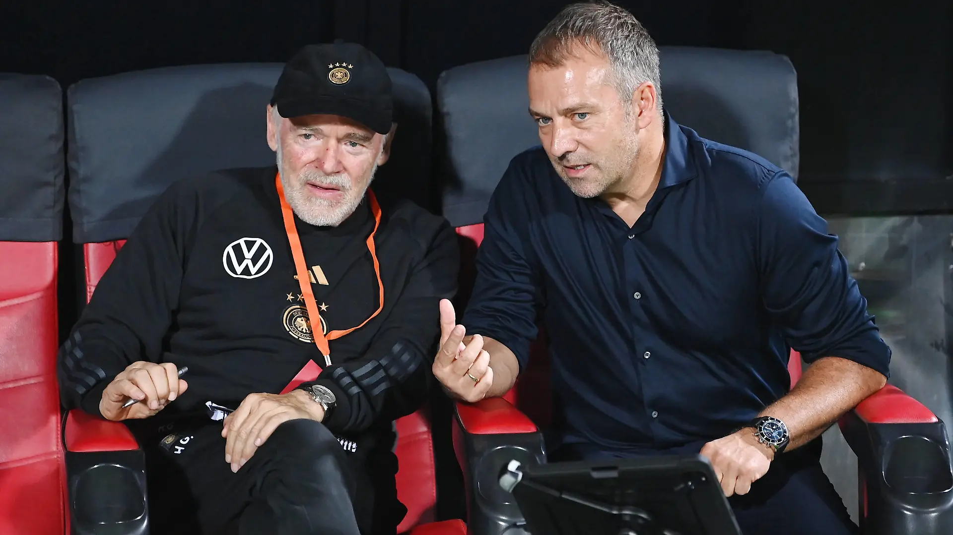 FUSSBALL WM 2022 Testspiel im Oman 16.11.2022 Oman - Deutschland Co Trainer Hermann Gerland li und Bundestrainer Hansi Flick re *** FOOTBALL World Cup 2022 Test Match in Oman 16 11 2022 Oman Germany Co Coach Hermann Gerland li and National Coach Hansi Flick r 