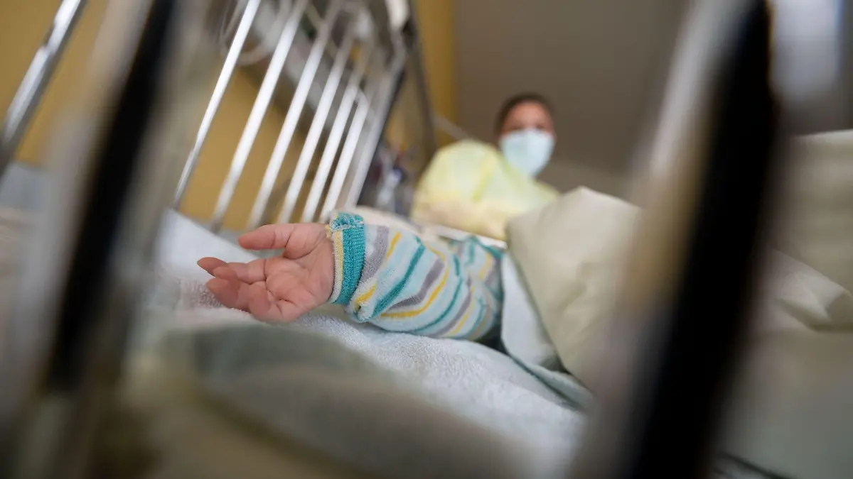 Ein am Respiratorischen Synzytial-Virus (RS-Virus oder RSV) erkrankter Patient liegt auf einer Kinderstation.
