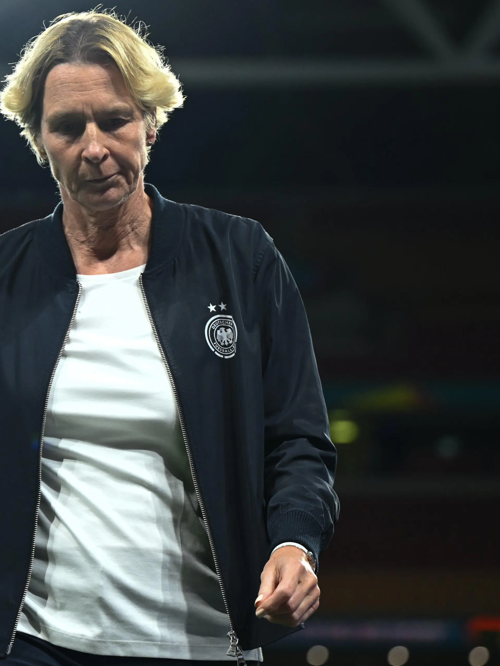 03.08.2023, Australien, Brisbane: Fußball, Frauen: WM, Südkorea - Deutschland, Vorrunde, Gruppe H, 3. Spieltag, Lang Park: Martina Voss-Tecklenburg, Bundestrainerin der deutschen Frauen-Fußballnationalmannschaft. (zu dpa: «Bundestrainerin Voss-Tecklenburg deutet Verbleib beim DFB an») Foto: Sebastian Christoph Gollnow/dpa +++ dpa-Bildfunk +++