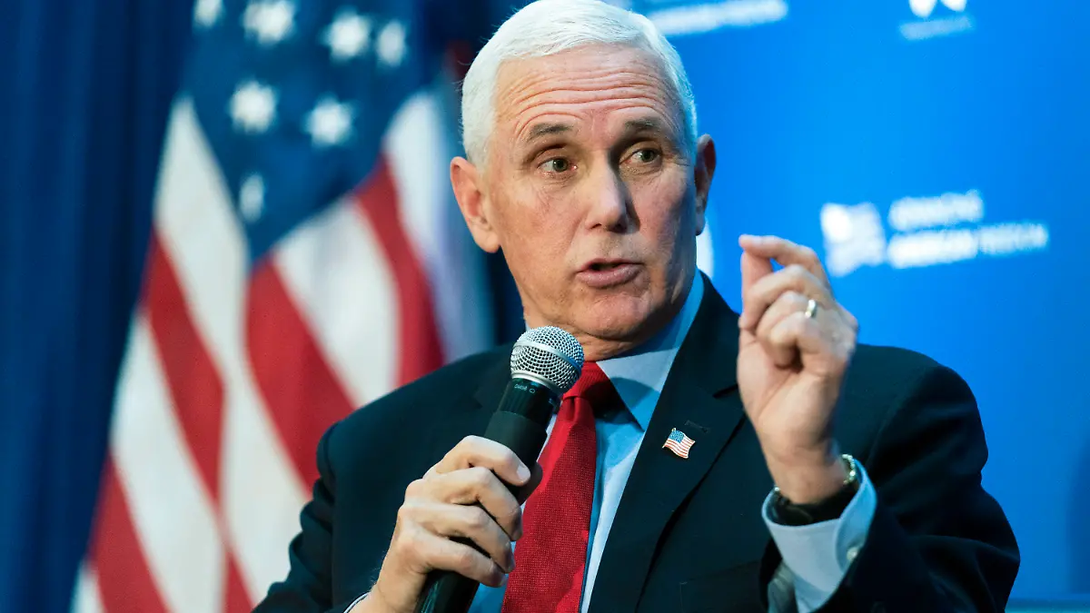 ARCHIV - 30.11.2021, USA, Washington: Der ehemalige Vizepräsident Mike Pence spricht über Abtreibung vor der mündlichen Verhandlung im Fall Dobbs gegen Jackson Women's Health Organization im National Press Club in Washington. (zu dpa «Ex-Vize Pence: Bereit, auch gegen Trump anzutreten») Foto: Manuel Balce Ceneta/AP/dpa +++ dpa-Bildfunk +++